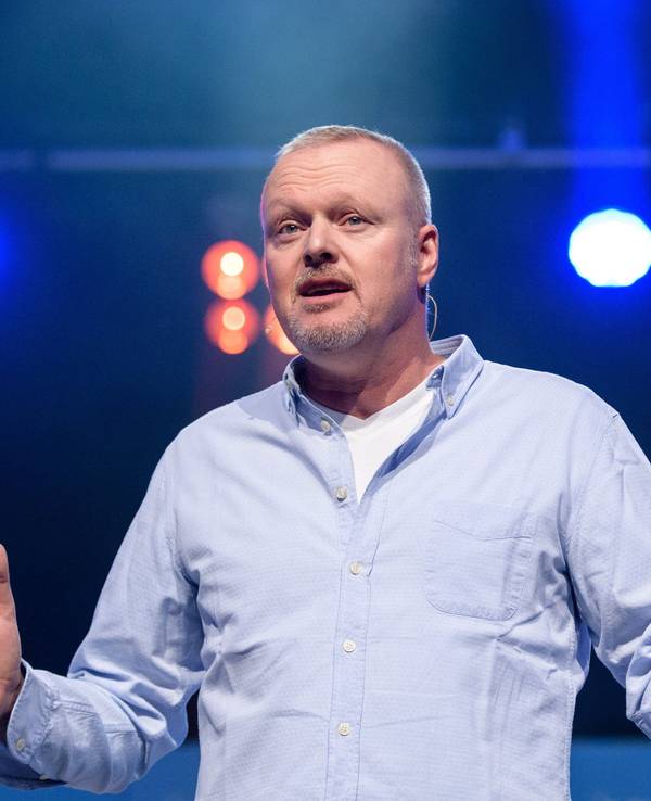 Entertainer Stefan Raab spricht bei der Eröffnung vom Unternehmensgründer- und Investorentreffen Bits & Pretzels.