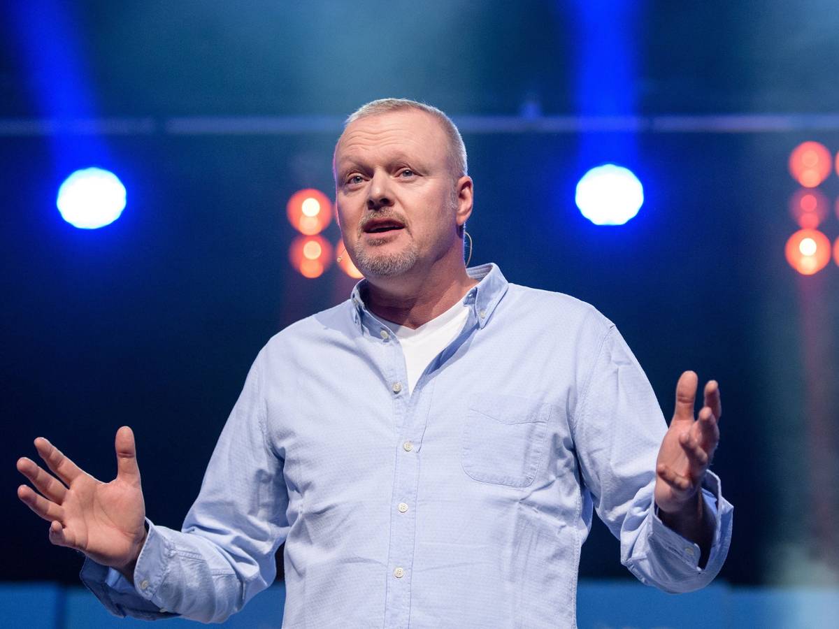 Entertainer Stefan Raab spricht bei der Eröffnung vom Unternehmensgründer- und Investorentreffen Bits & Pretzels.