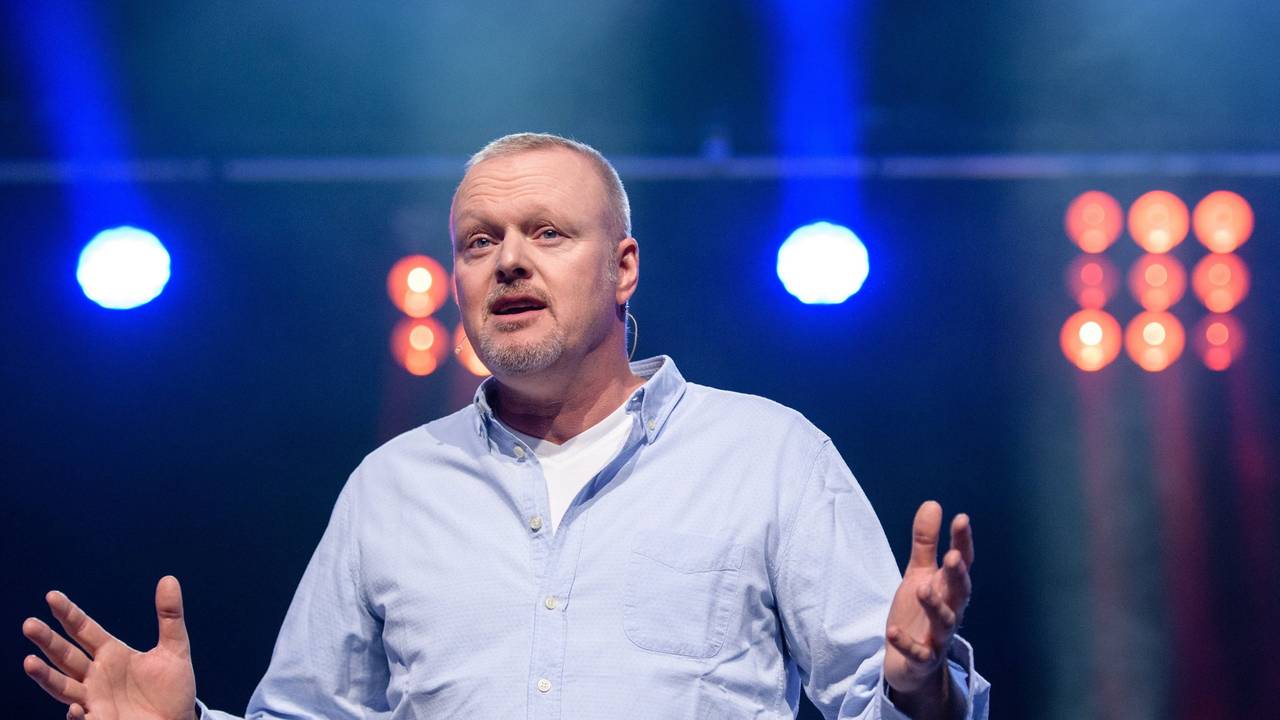 Entertainer Stefan Raab spricht bei der Eröffnung vom Unternehmensgründer- und Investorentreffen Bits & Pretzels.