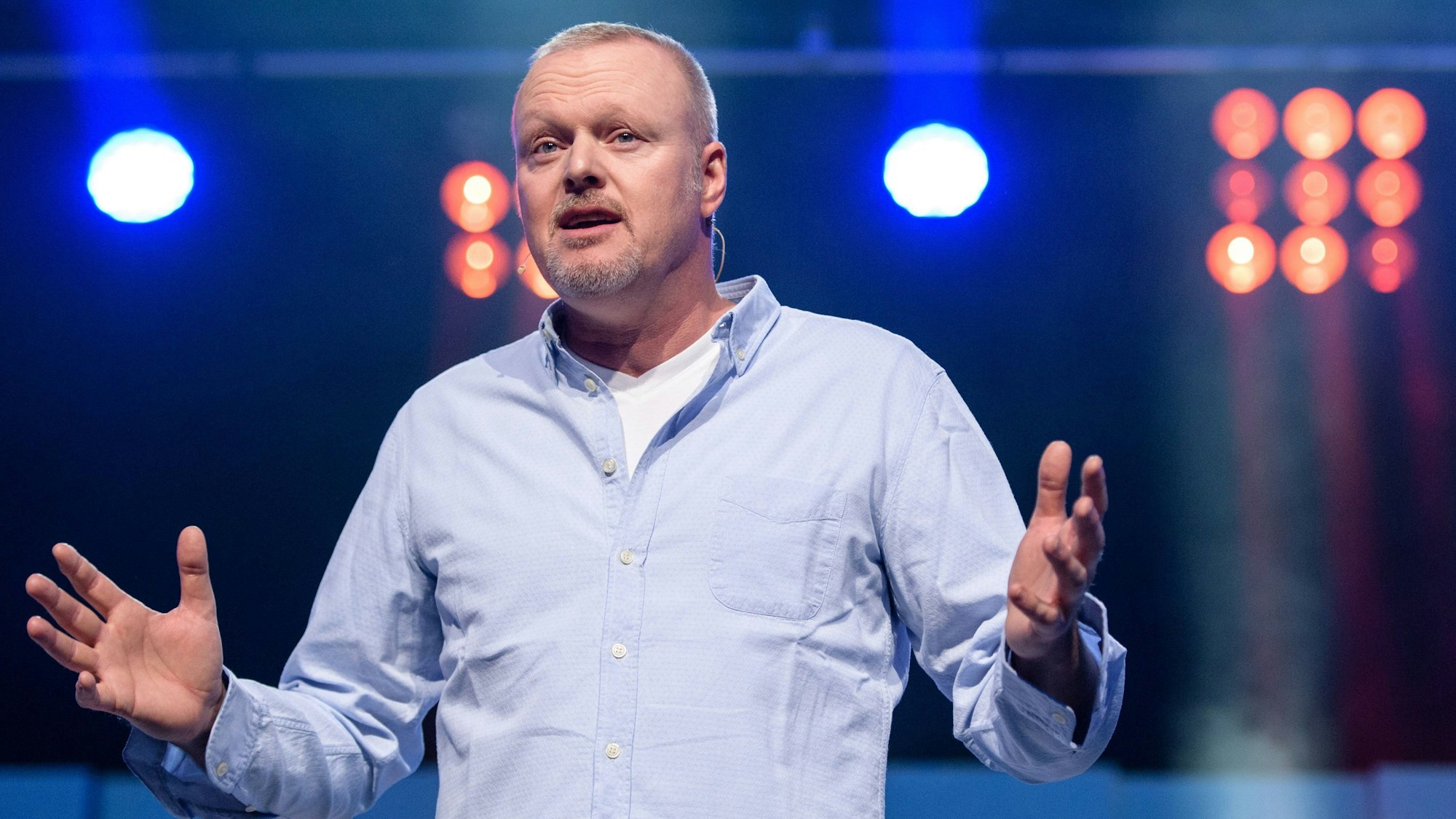 Entertainer Stefan Raab spricht bei der Eröffnung vom Unternehmensgründer- und Investorentreffen Bits & Pretzels.