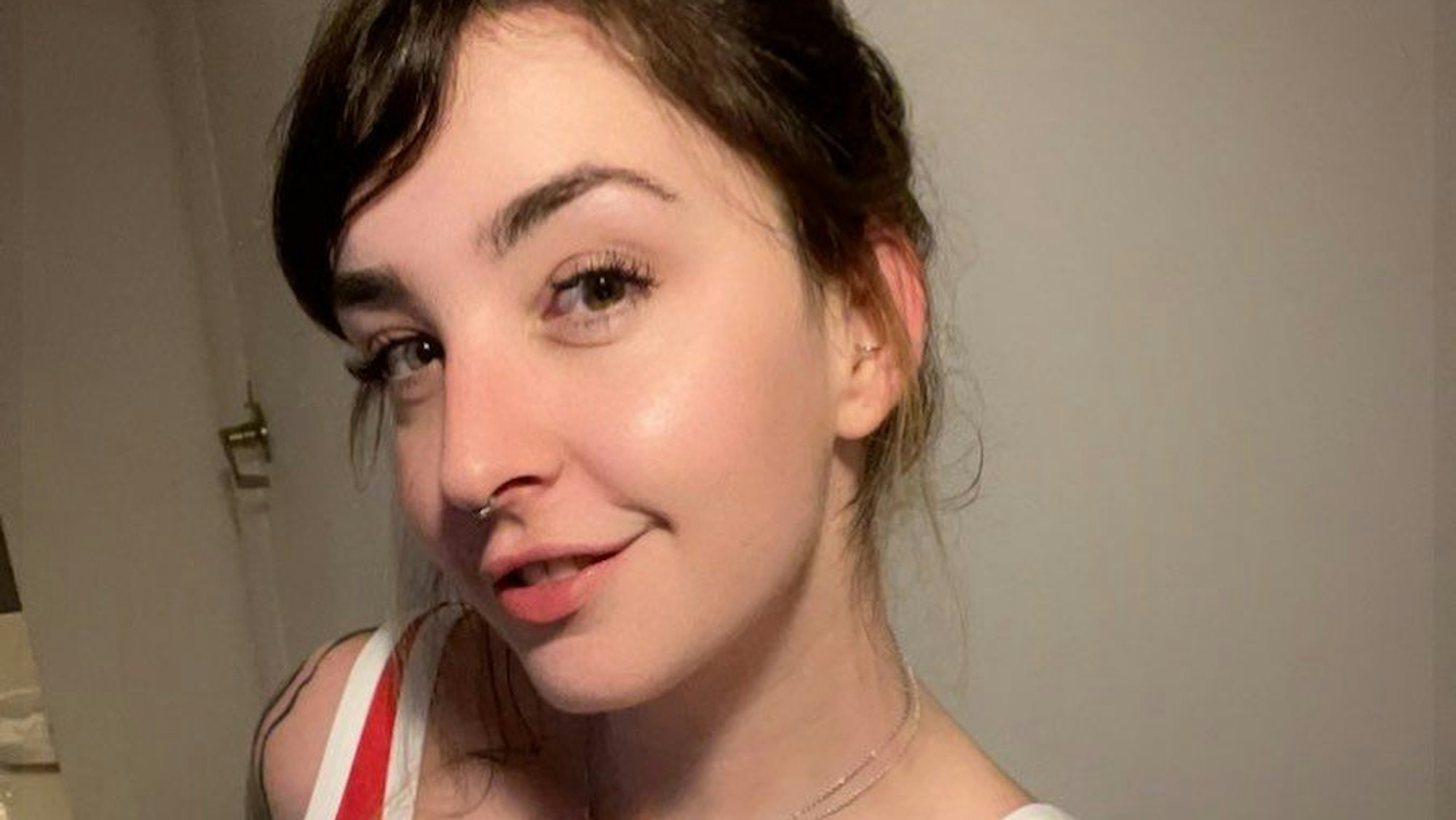 Sarah Button posiert für ein Selfie.