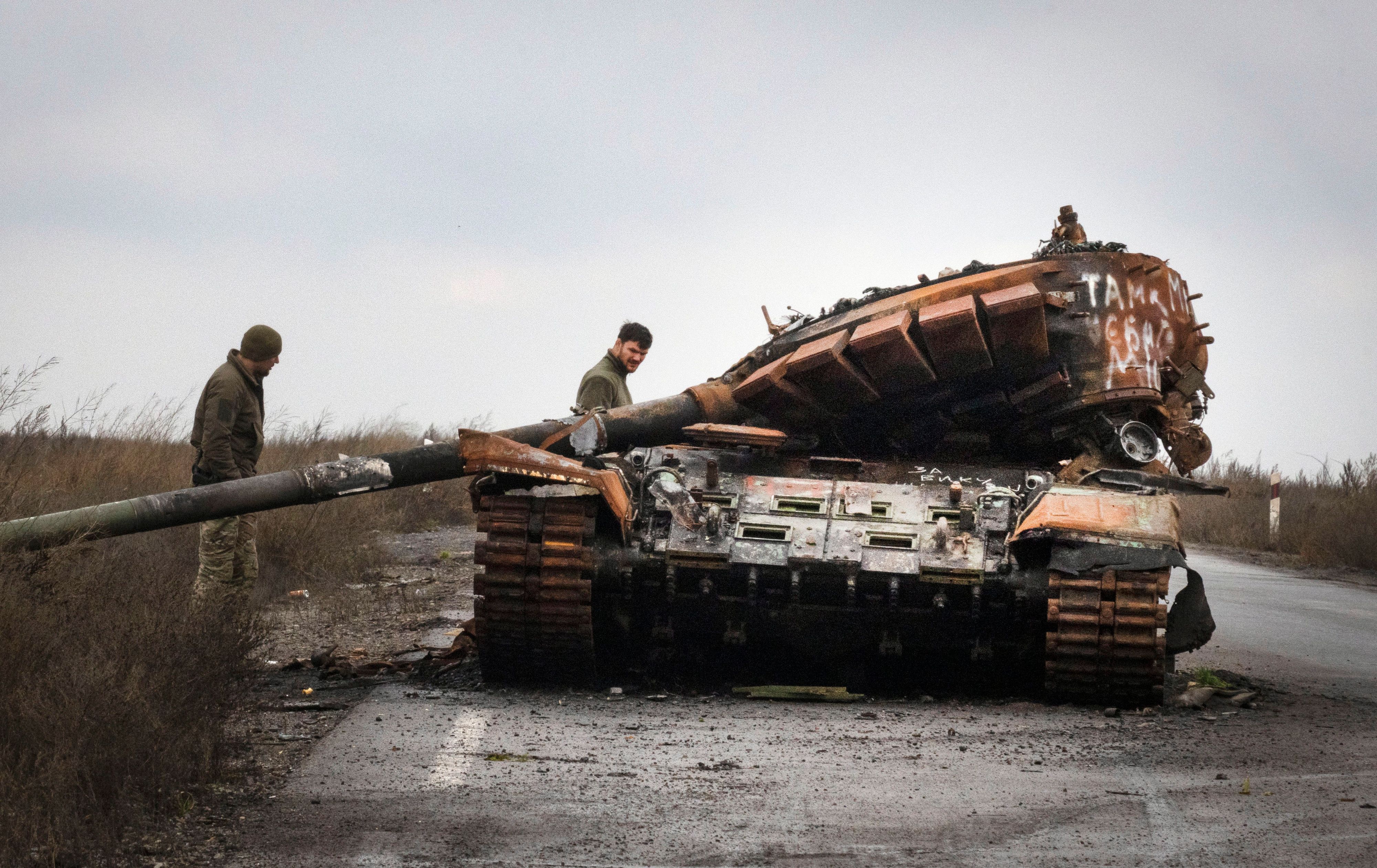Ukrainische Soldaten inspizieren Ende Oktober einen zerstörten russischen Panzer bei Charkiw.