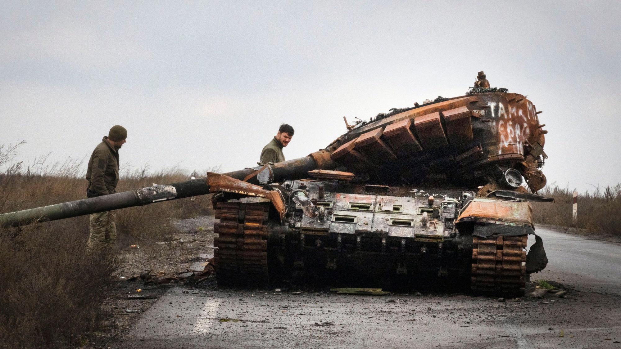Ukrainische Soldaten inspizieren Ende Oktober einen zerstörten russischen Panzer bei Charkiw.