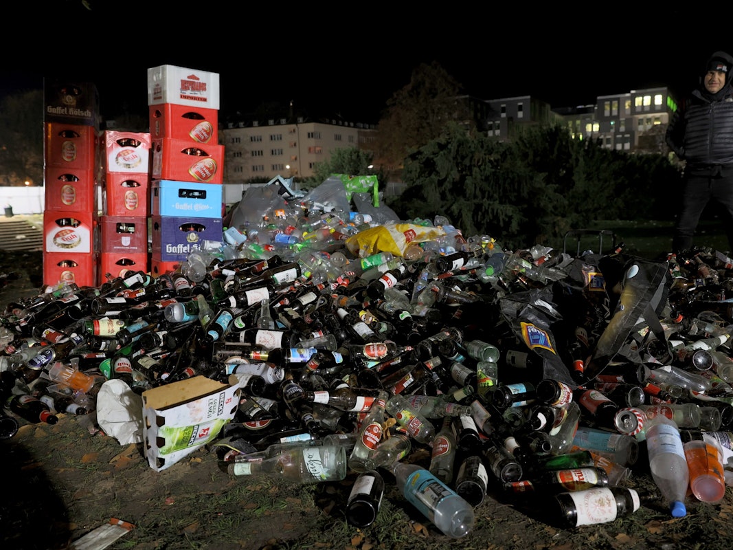 Ein Flaschensammler zeigt an der Uniwiese in Köln seine Ausbeute vom Freitagabend. Der Pfanderlös kann sich sehen lassen.