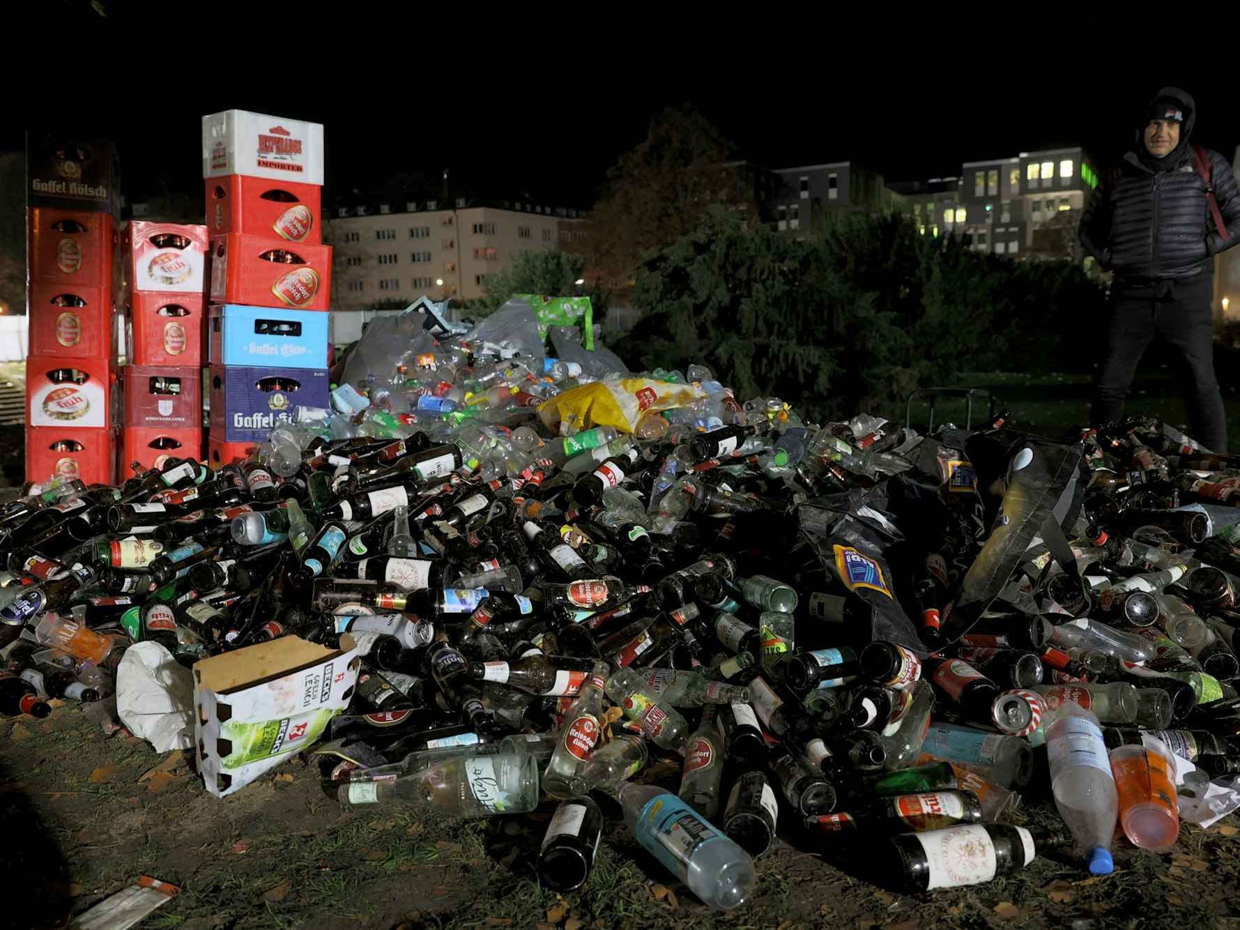 Ein Flaschensammler zeigt an der Uniwiese seine Ausbeute.