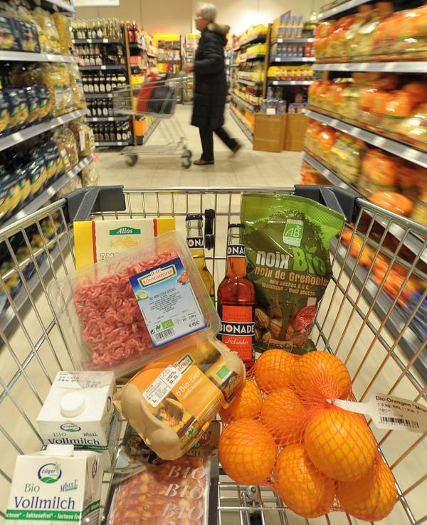 Gibt es bei einem Nahrungsmittel bald leere Regale in den Discountern und Supermärkten? Unser Symbolbild zeigt einen Einkaufswagen mit verschiedenen Produkten, unter anderem auch Eier und Milchprodukte.