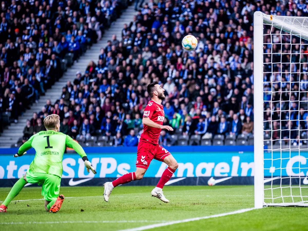Kölns Stürmer Sargis Adamyan verfehlte gegen Hertha BSC am Samstag (12. November 2022) das leere Tor.