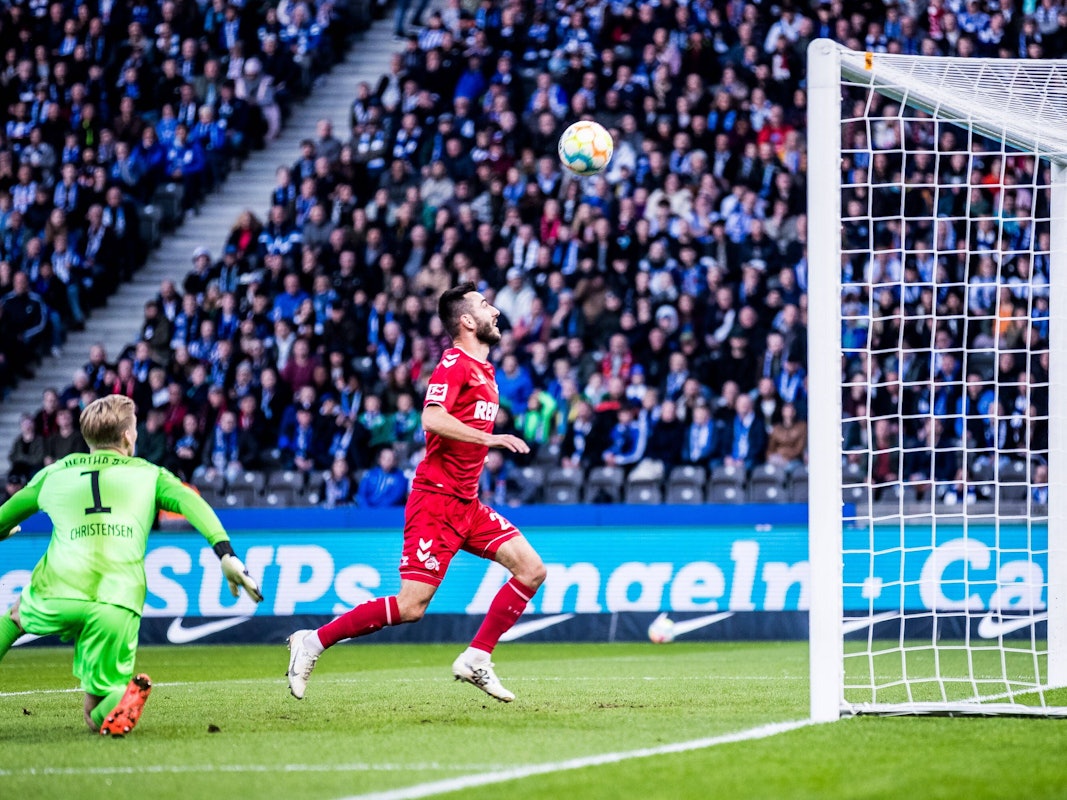 Kölns Stürmer Sargis Adamyan verfehlte gegen Hertha BSC am Samstag (12. November 2022) das leere Tor.