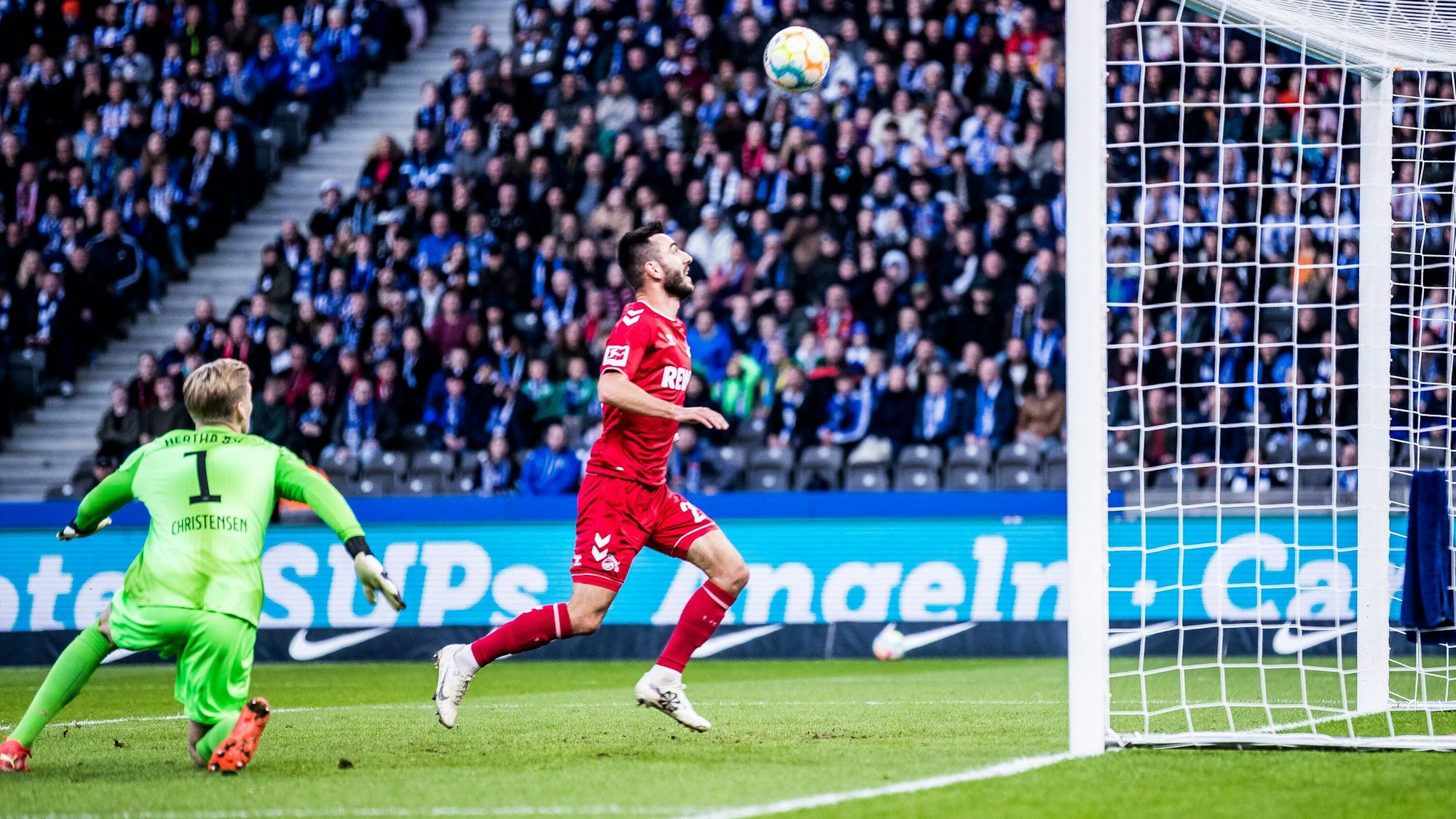 Kölns Stürmer Sargis Adamyan verfehlte gegen Hertha BSC am Samstag (12. November 2022) das leere Tor.