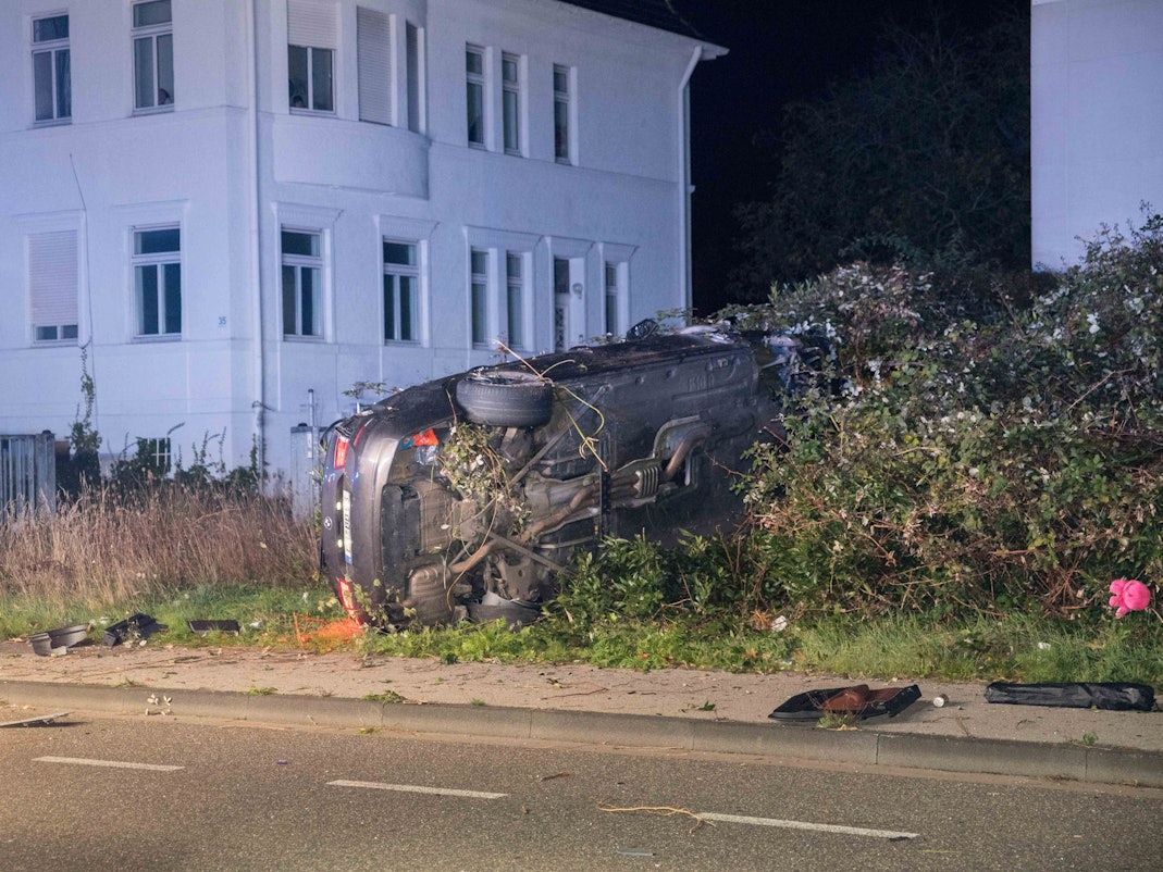 Ein Wagen liegt nach einem Unfall in einem Gebüsch.