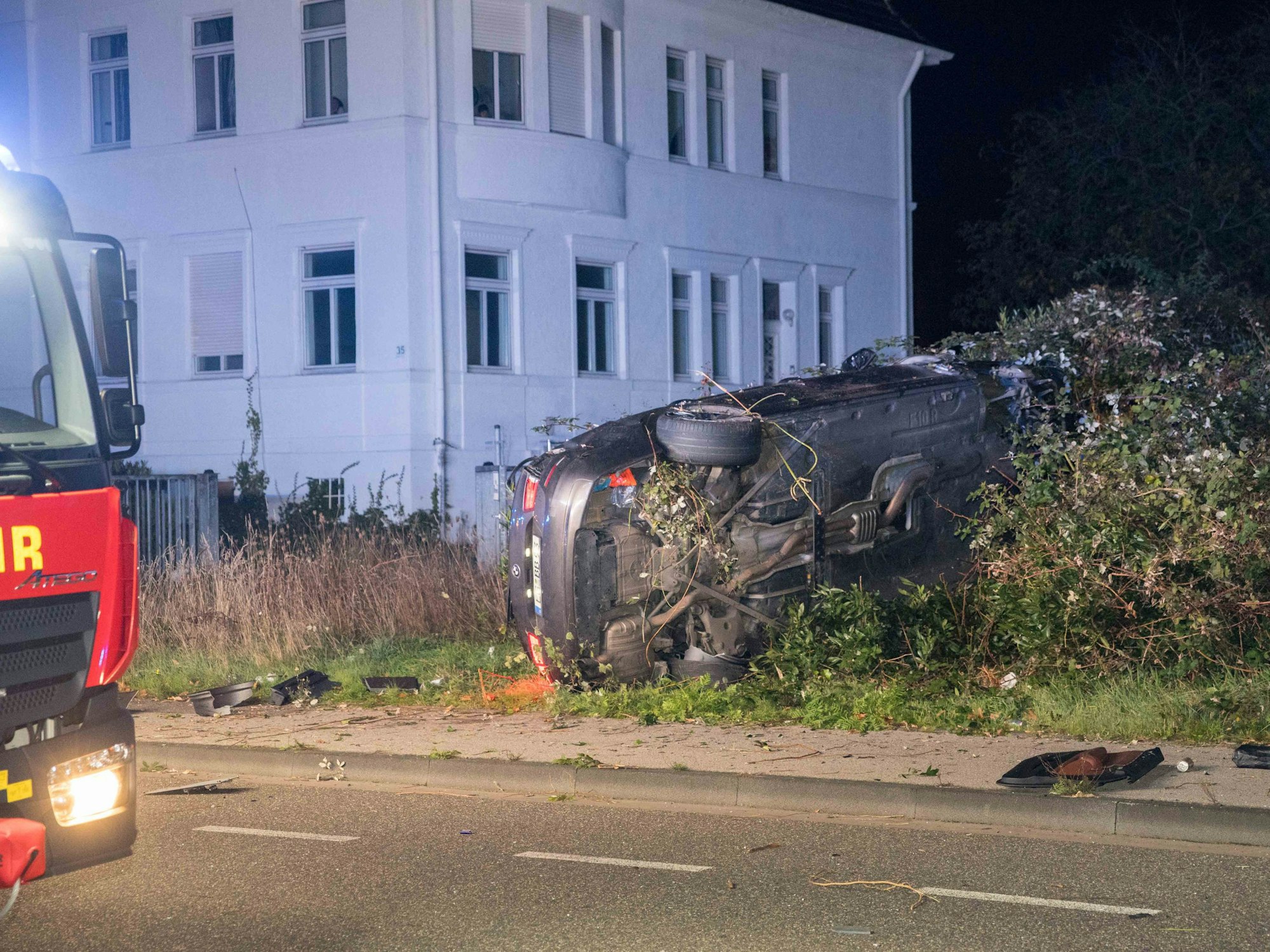 Ein Wagen liegt nach einem Unfall in einem Gebüsch.