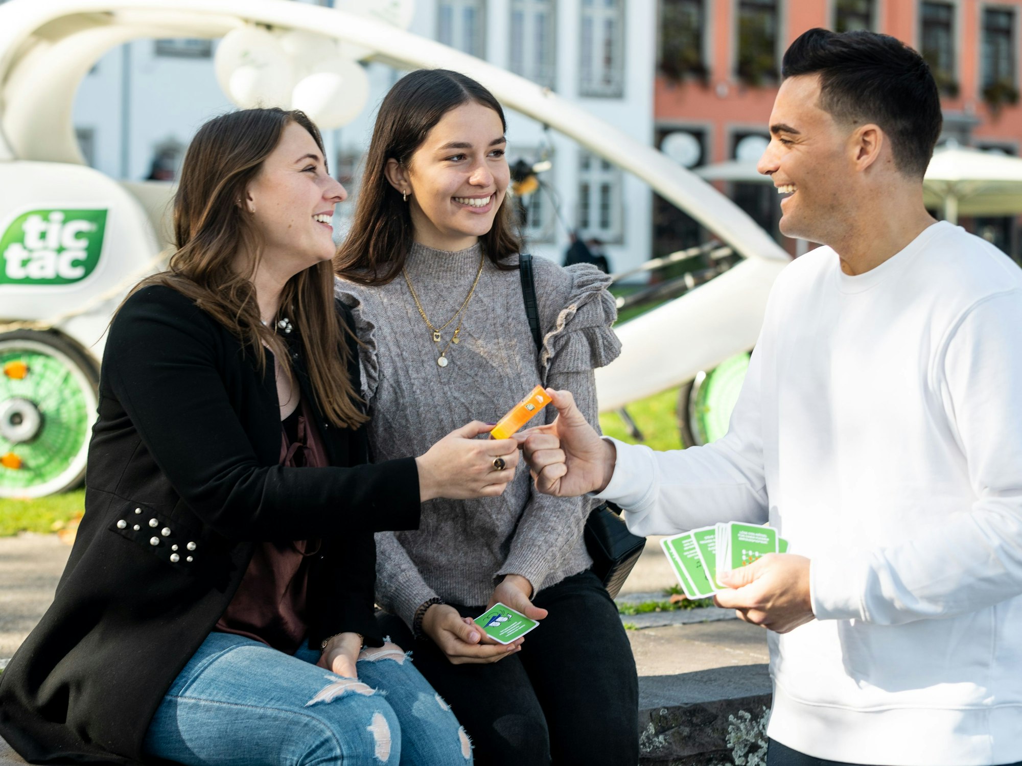 Stefano Zarrella zaubert zwei Frauen in Köln ein Lächeln ins Gesicht.