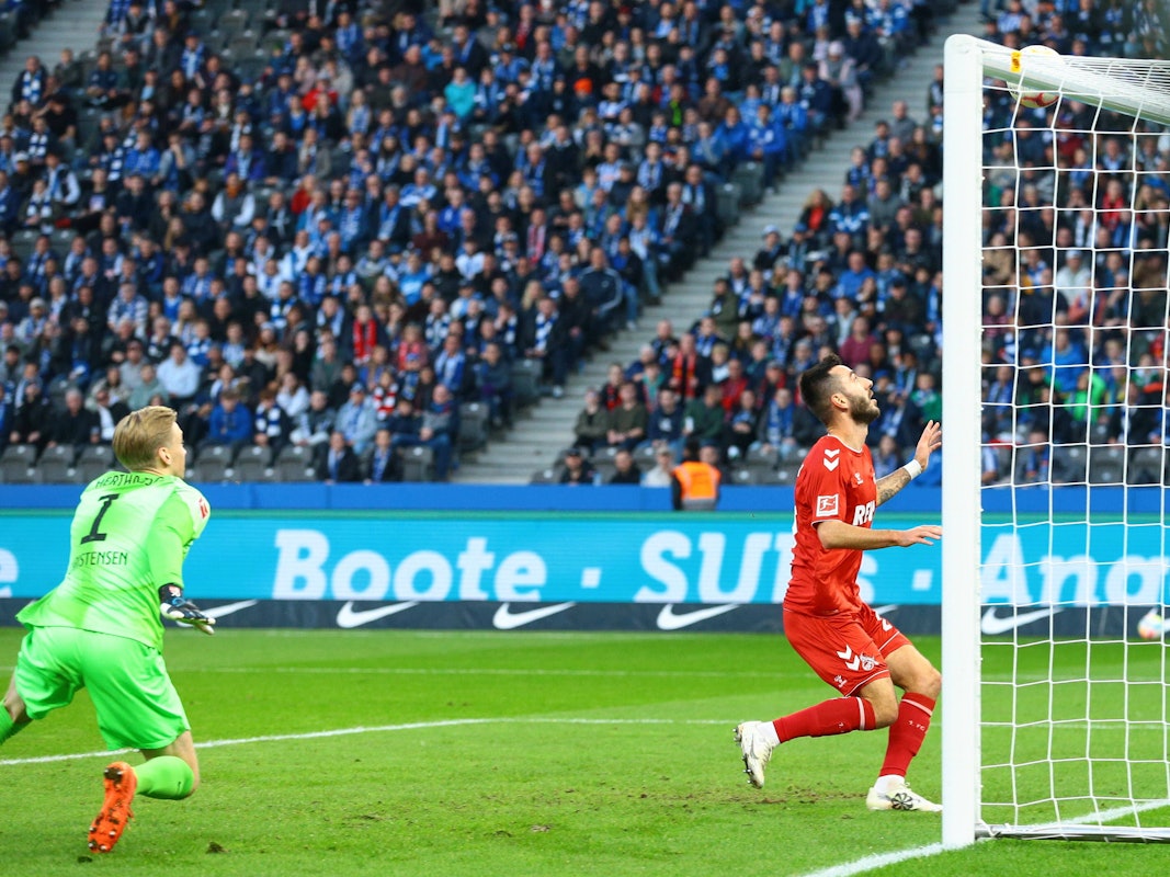 Sargis Adamyan (Köln) verfehlt aus wenigen Metern das leere Tor der Berliner Hertha.