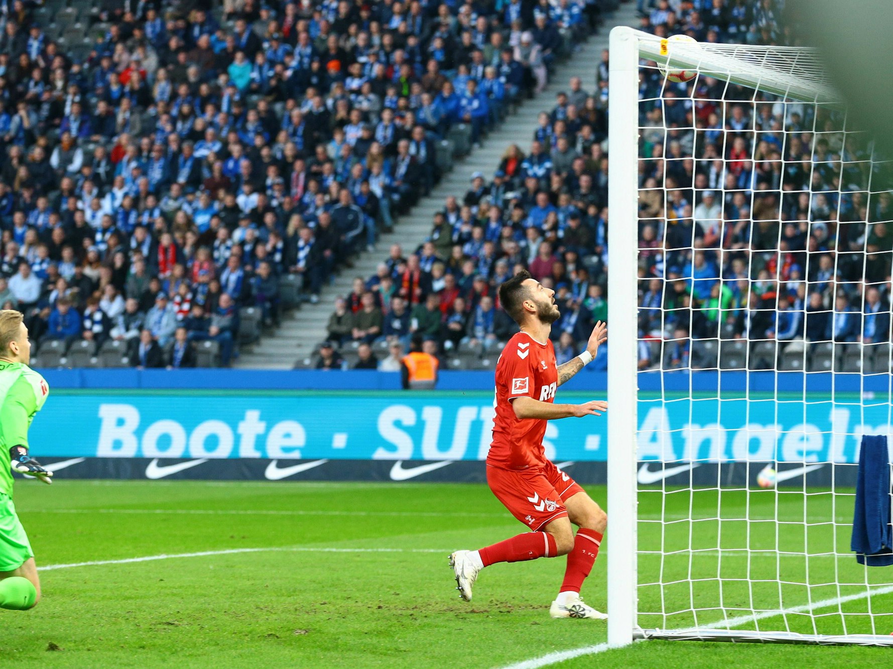 Sargis Adamyan (Köln) verfehlt aus wenigen Metern das leere Tor der Berliner Hertha.