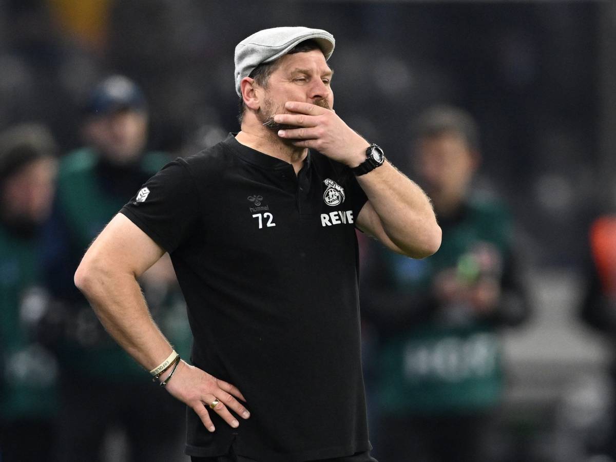 Steffen Baumgart ist während der 0:2-Niederlage des 1. FC Köln bei Hertha BSC frustriert.