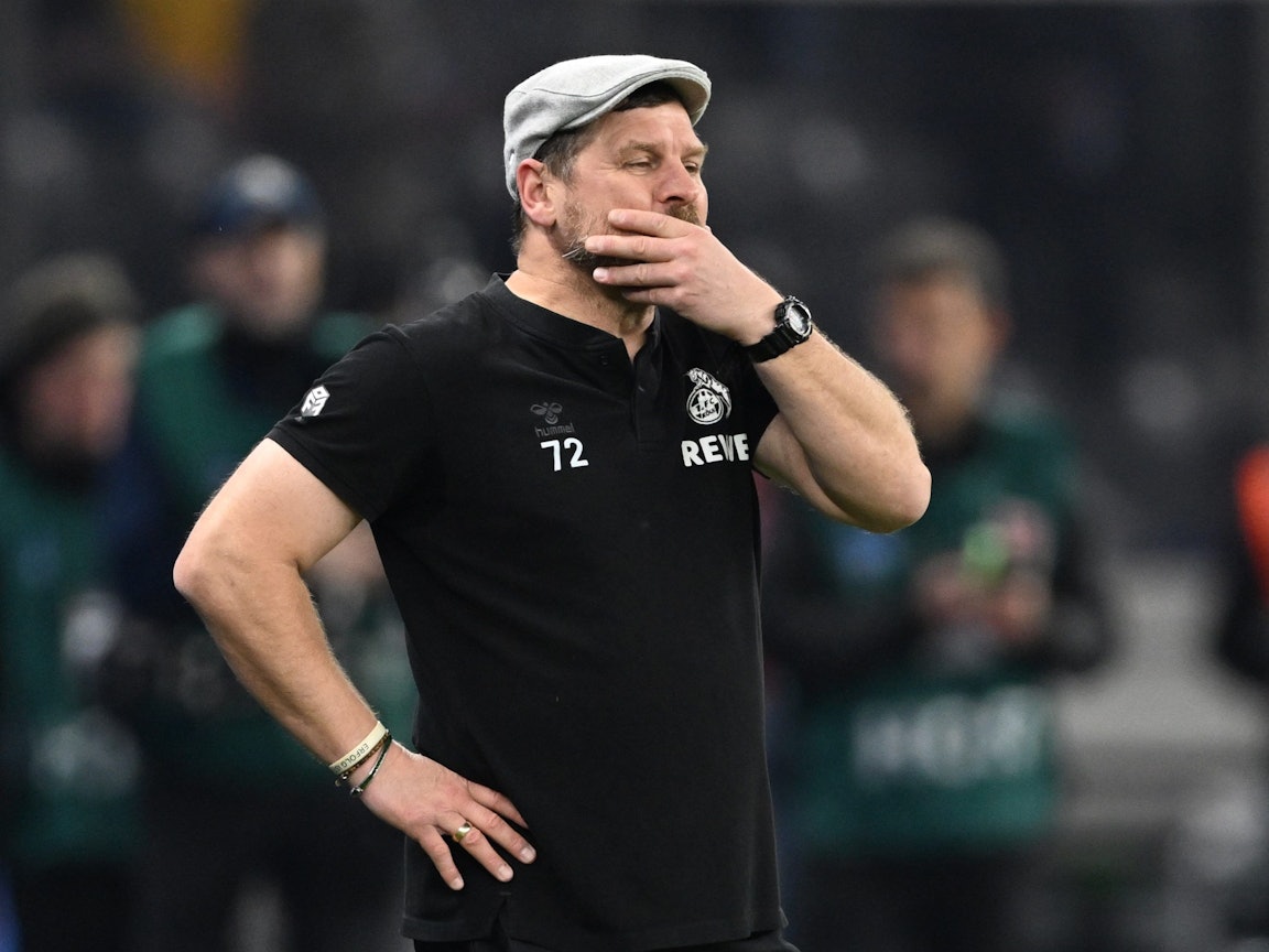 Steffen Baumgart ist während der 0:2-Niederlage des 1. FC Köln bei Hertha BSC frustriert.