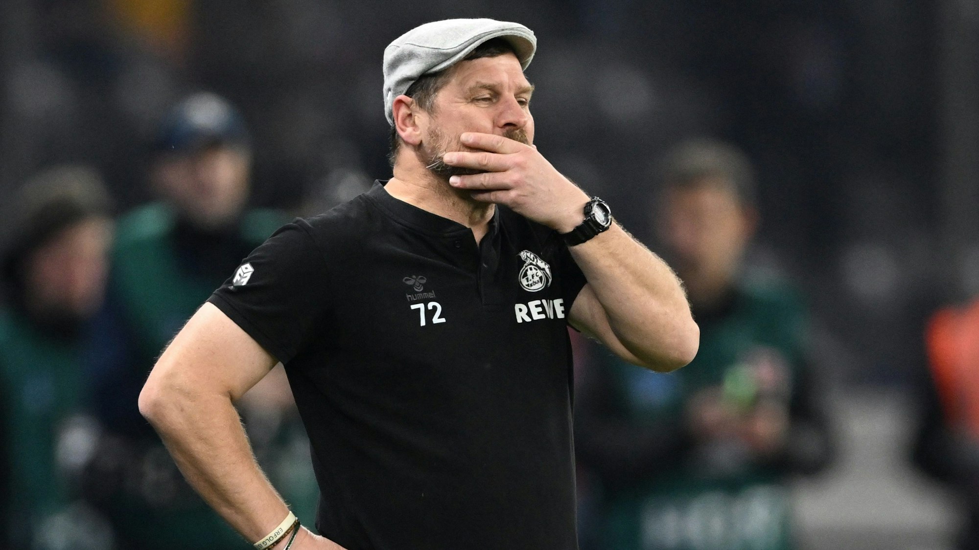 Steffen Baumgart ist während der 0:2-Niederlage des 1. FC Köln bei Hertha BSC frustriert.