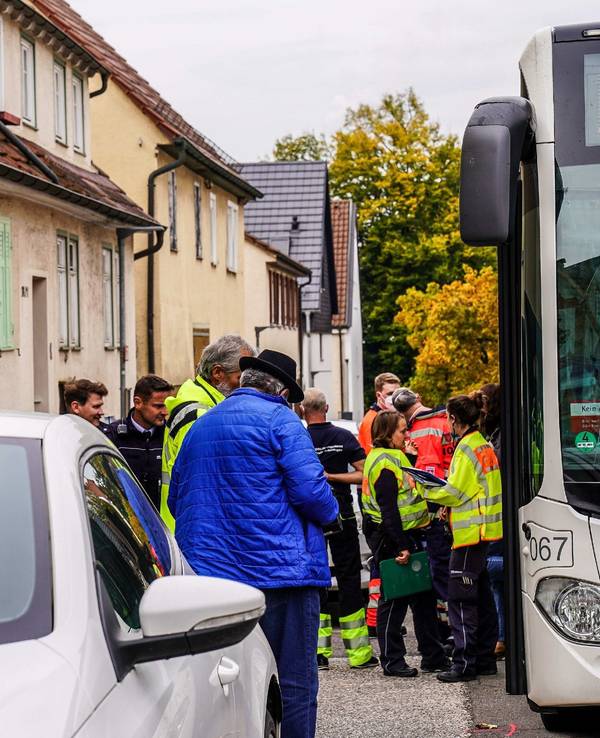 Einsatzkräfte kümmern sich um Verletzte nach einem Unfall mit einem Schulbus (hier ein Archivfoto von einem ähnlichen Unfall).