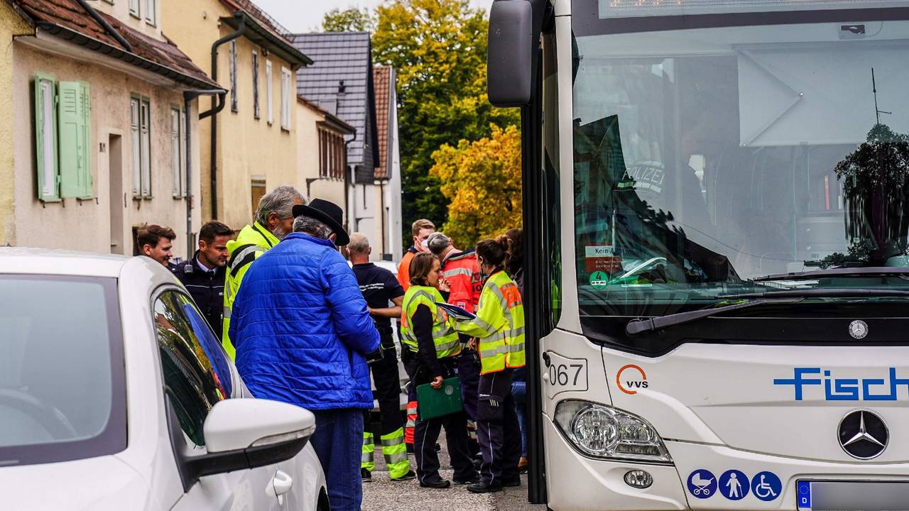 Einsatzkräfte kümmern sich um Verletzte nach einem Unfall mit einem Schulbus (hier ein Archivfoto von einem ähnlichen Unfall).
