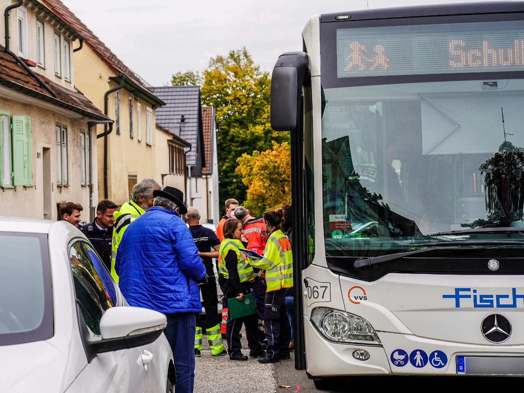 Einsatzkräfte kümmern sich um Verletzte nach einem Unfall mit einem Schulbus (hier ein Archivfoto von einem ähnlichen Unfall).