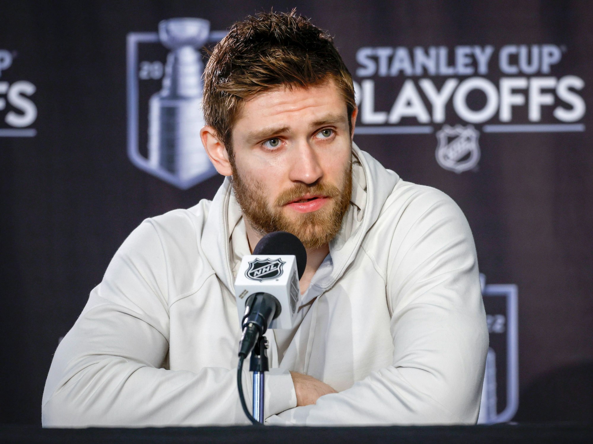 Eishockey-Star Leon Draisaitl auf einer Pressekonferenz der NHL am 23. Mai 2022.