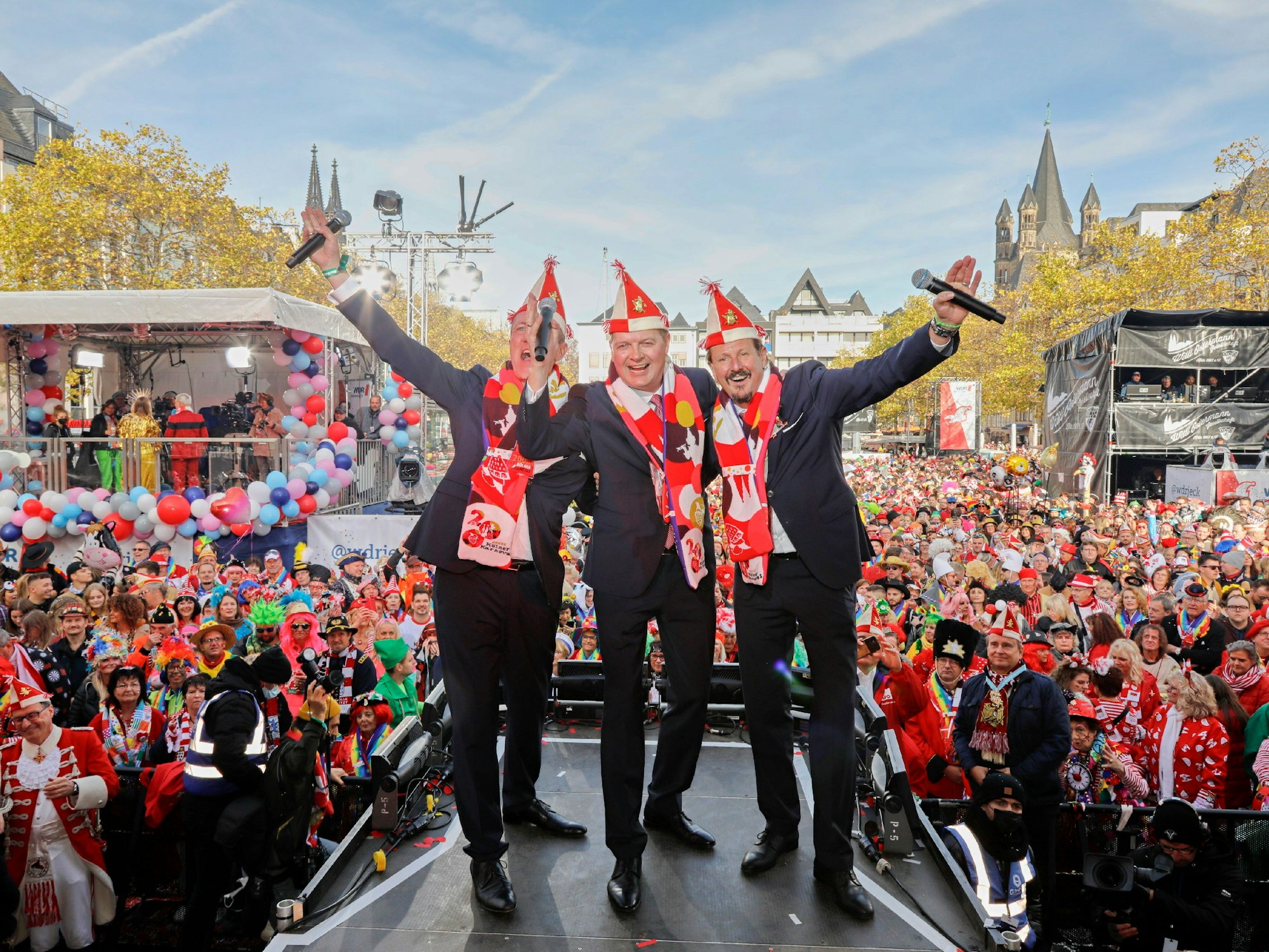 Das Kölner Dreigestirn steht auf einer Bühne.