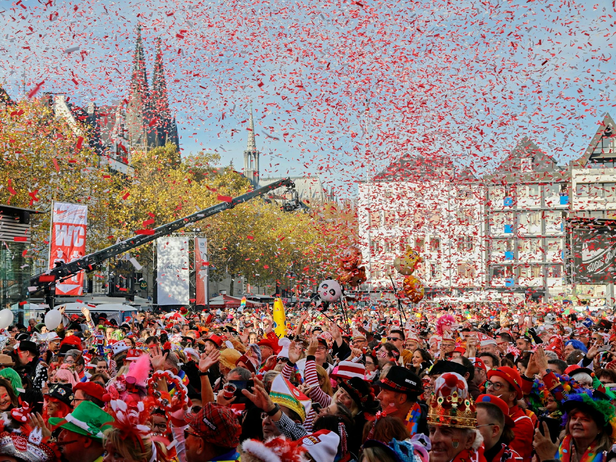 Eine Menschenmenge steht vor einer Bühne.