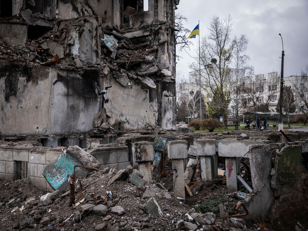 An einer Wand eines zerstörten Gebäudes in Borodjanka, nördlich von Kyjiw, ist am 11. November ein Graffiti des berühmten Künstlers Banksy aufgetaucht: eine Frau, die einen Handstand macht. Borodjanka wurde besonders hart von russischen Luftangriffen getroffen.