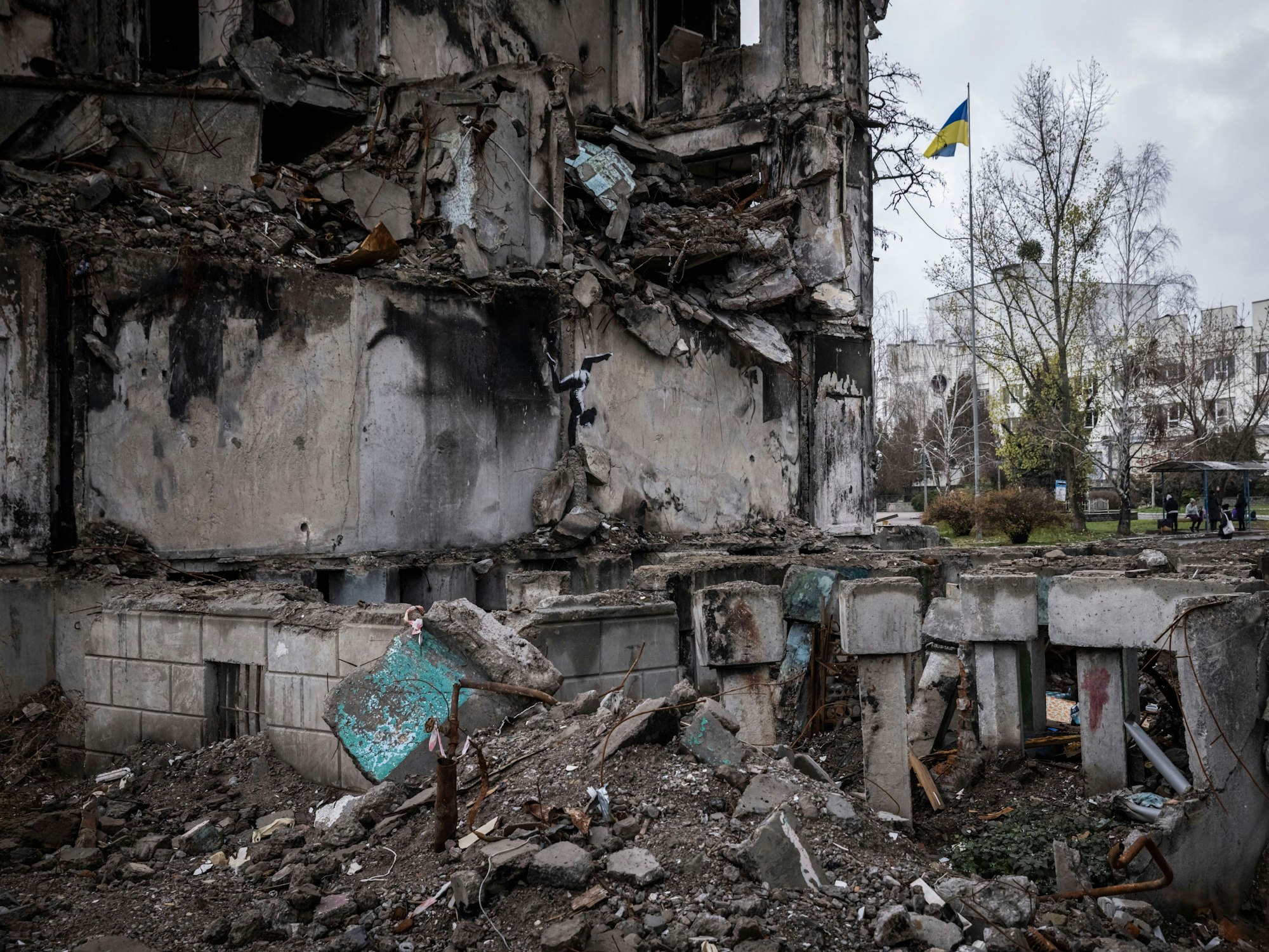 An einer Wand eines zerstörten Gebäudes in Borodjanka, nördlich von Kyjiw, ist am 11. November ein Graffiti des berühmten Künstlers Banksy aufgetaucht: eine Frau, die einen Handstand macht. Borodjanka wurde besonders hart von russischen Luftangriffen getroffen.