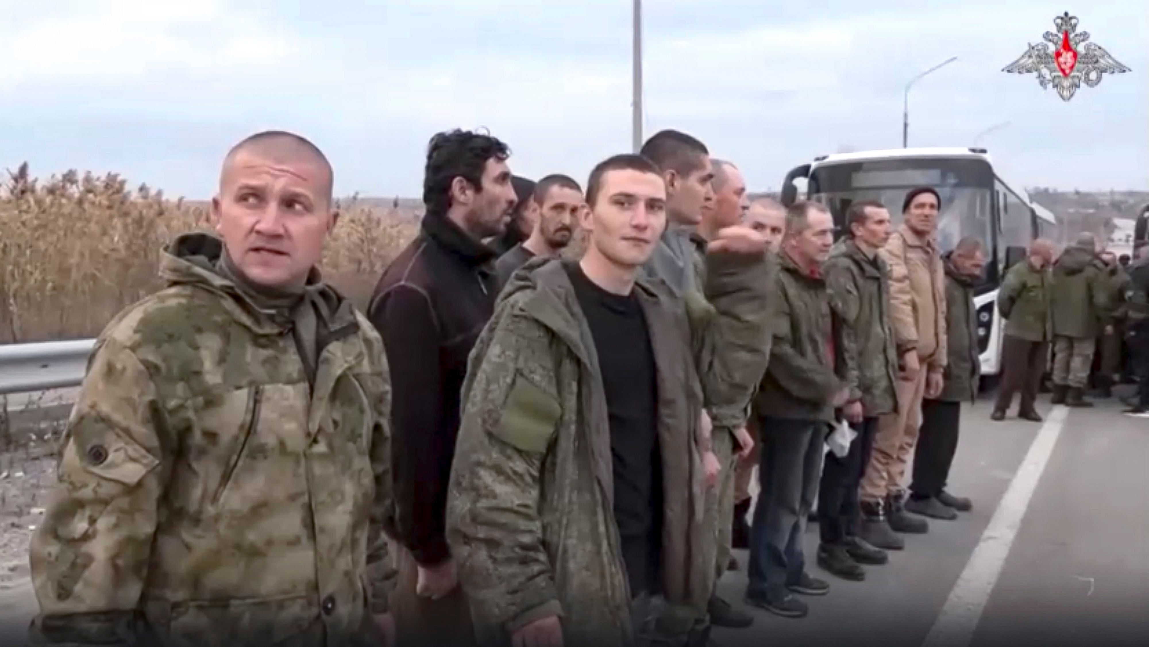 Auf diesem vom Pressedienst des russischen Verteidigungsministeriums am Freitag, 4. November, veröffentlichten Handout-Foto steht eine Gruppe russischer Soldaten, nachdem sie im Rahmen eines Gefangenenaustauschs in der Volksrepublik Donezk in der Ostukraine freigelassen wurden.