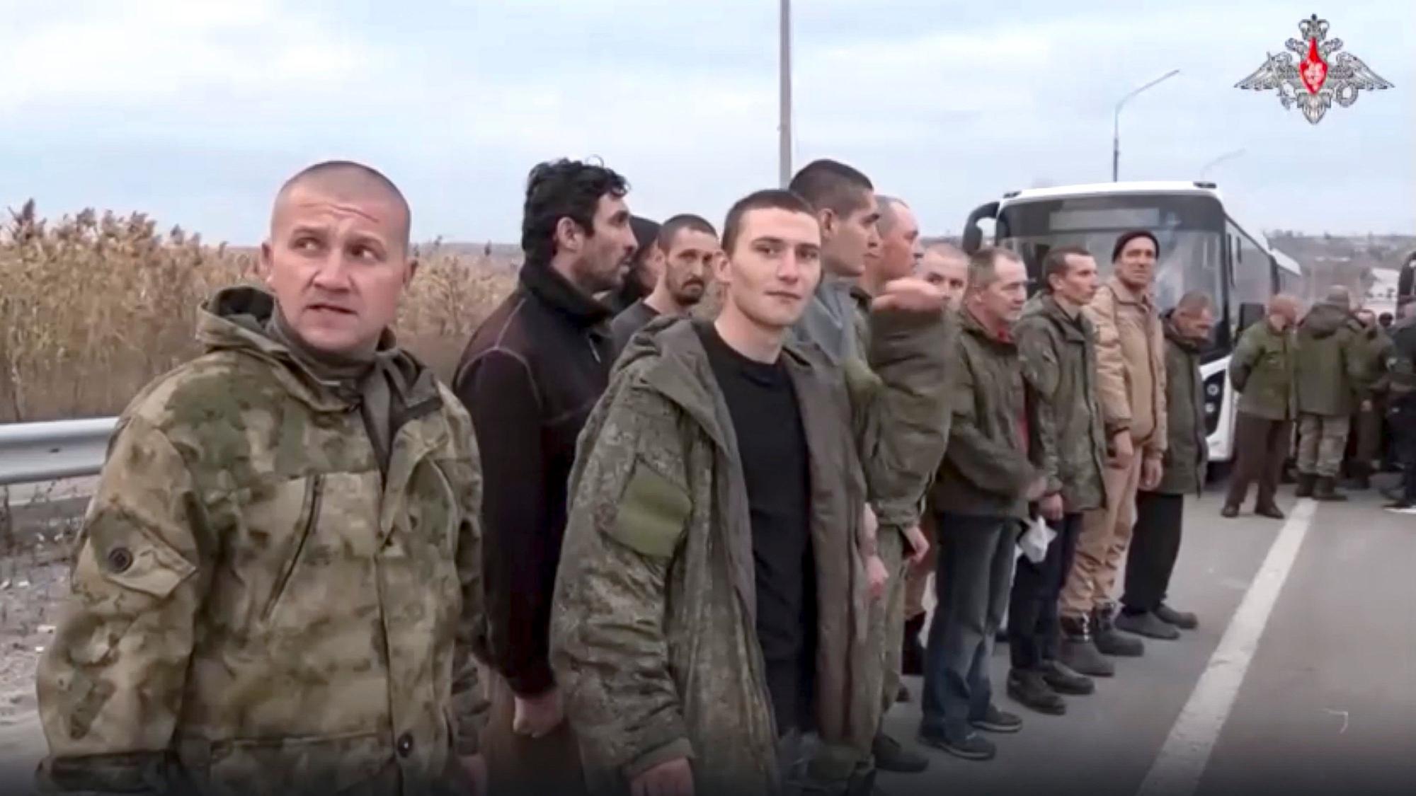 Auf diesem vom Pressedienst des russischen Verteidigungsministeriums am Freitag, 4. November, veröffentlichten Handout-Foto steht eine Gruppe russischer Soldaten, nachdem sie im Rahmen eines Gefangenenaustauschs in der Volksrepublik Donezk in der Ostukraine freigelassen wurden.