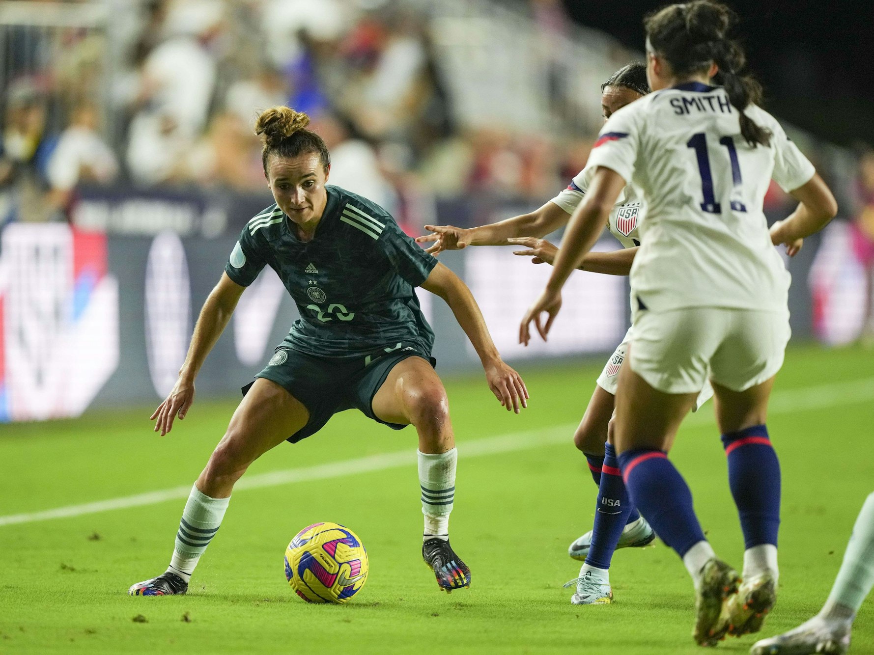 Lina Magull kontrolliert den Ball.
