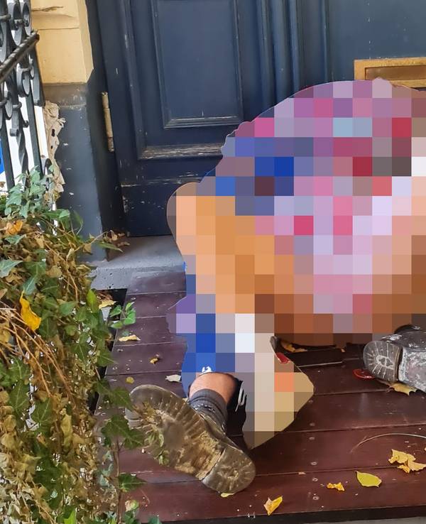 Ein Pärchen hat Sex vor einer Wohnungstür.