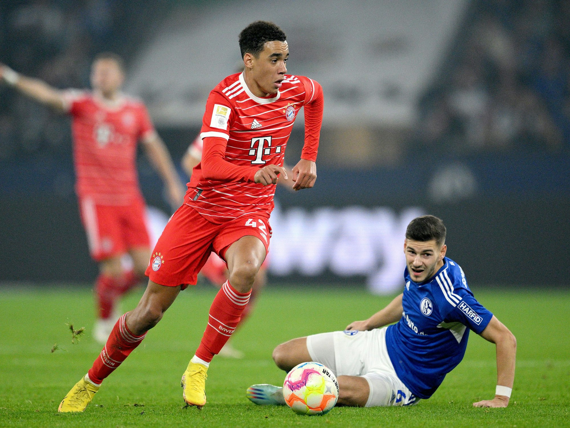 Jamal Musiala umkurvt mit dem Ball Tom Krauß vom FC Schalke 04.