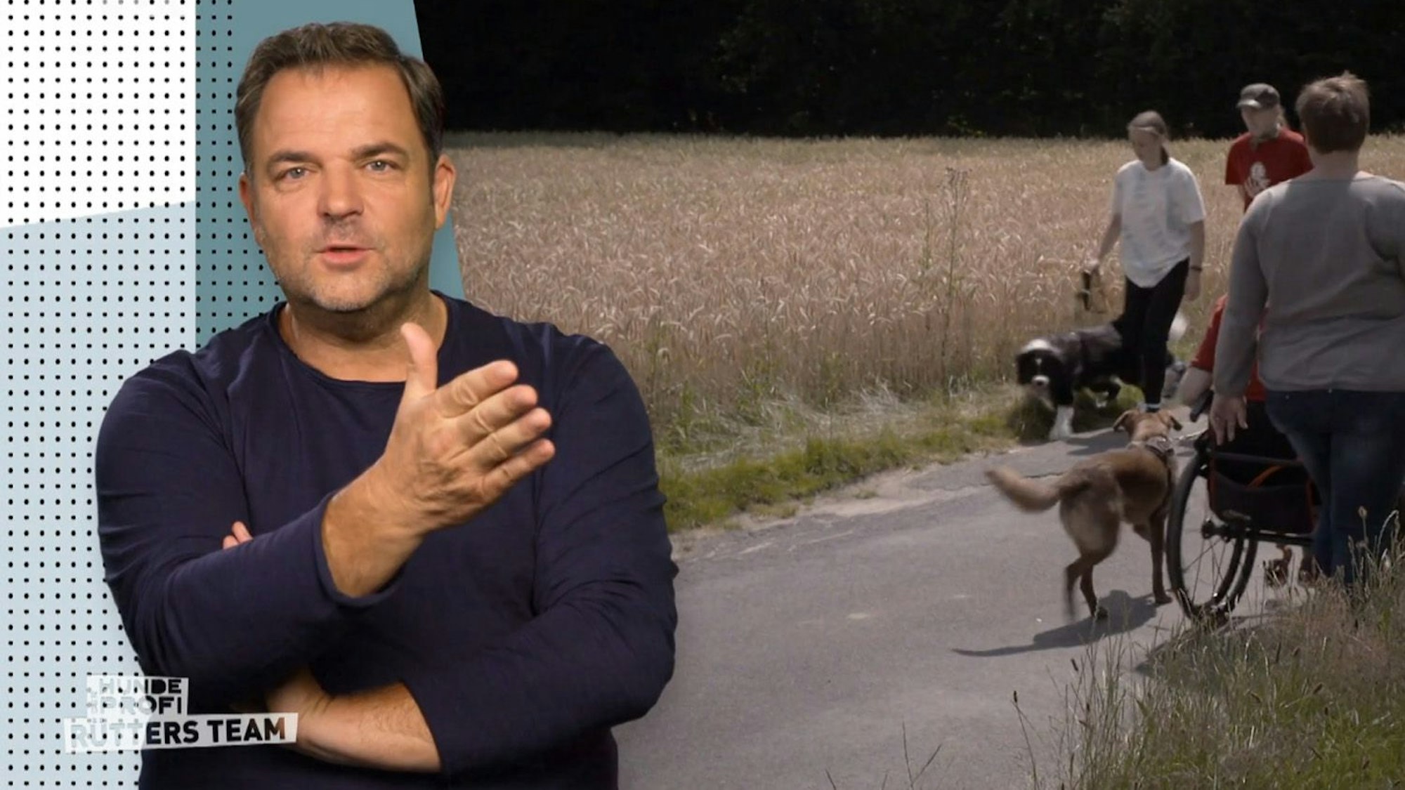 Martin Rütter bekommt es in einer neuen Folge seiner VOX-Show „Der Hundeprofi - Rütters Team“ (TV-Ausstrahlung: 12. November 2022) mit Mischlings-Rüde Leon zu tun. Das Foto zeigt den Hunde-Experten im Inbox-Interview, während Leon über einen Feldweg spaziert.