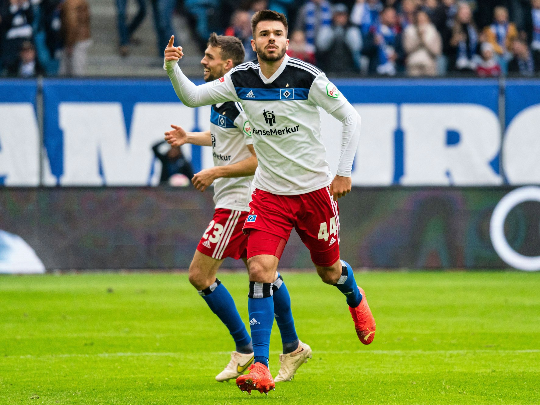 HSV-Innenverteidiger Mario Vuskovic bejubelt seinen Treffer zum 1:1 gegen Jahn Regensburg (6. November 2022).