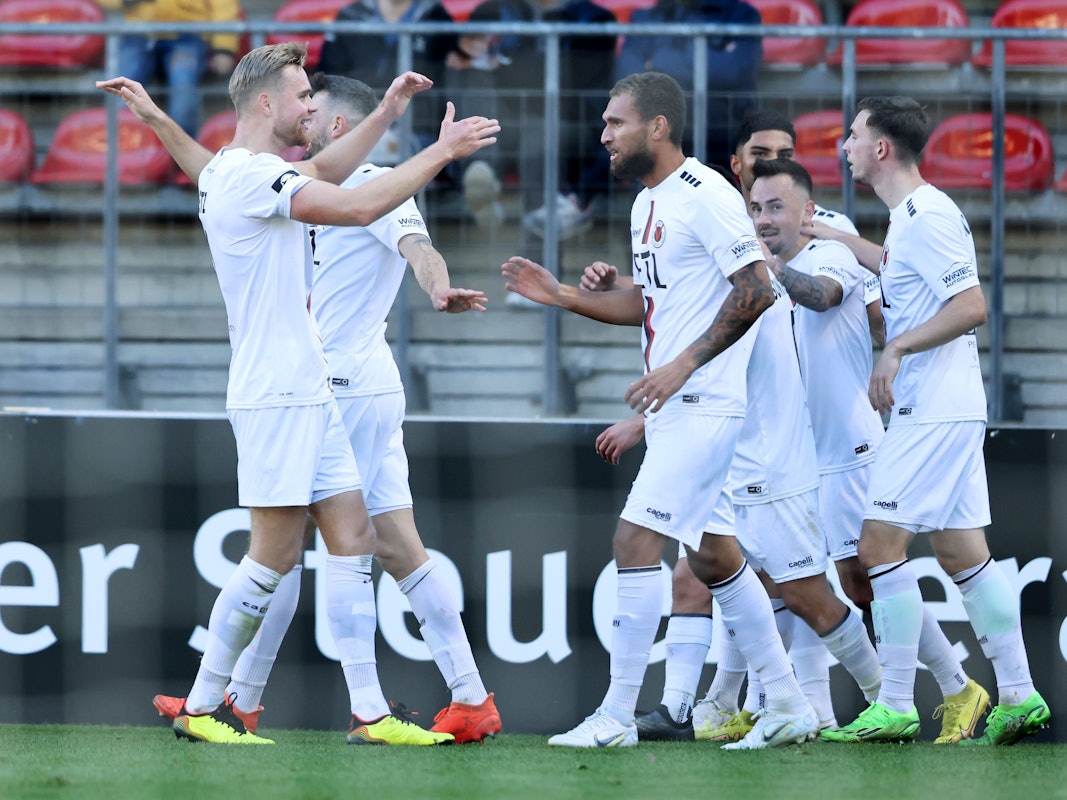 Die Spieler von Viktoria Köln jubeln.