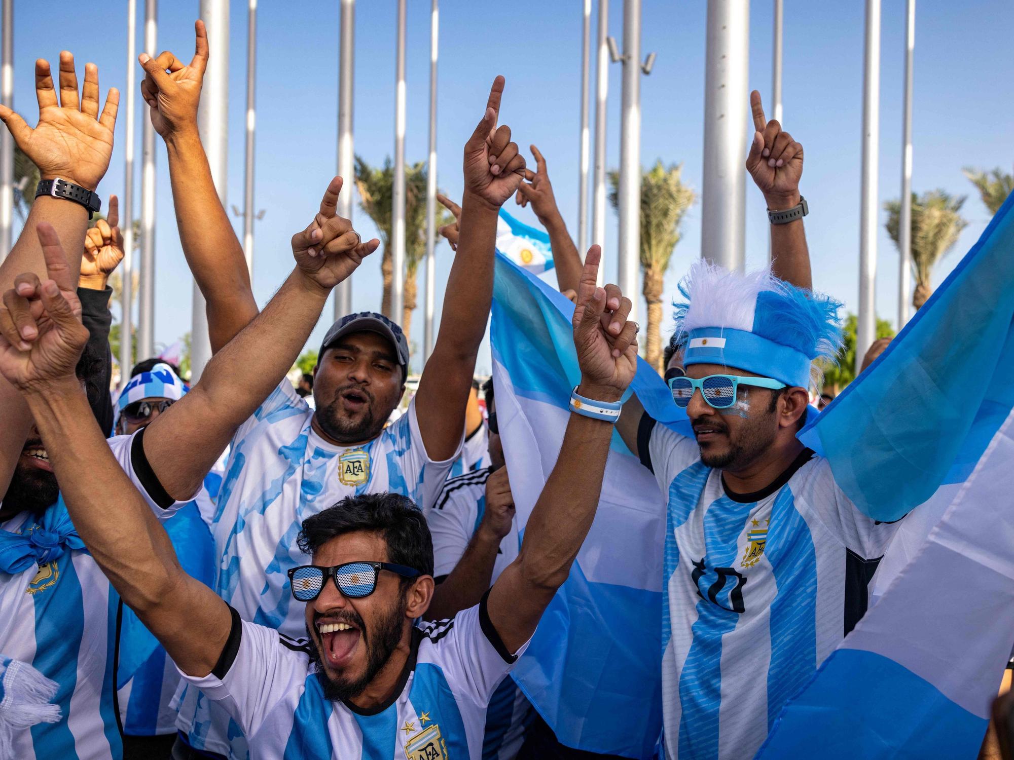 Fußballfans in Argentinien-Trikots jubeln in Doha.