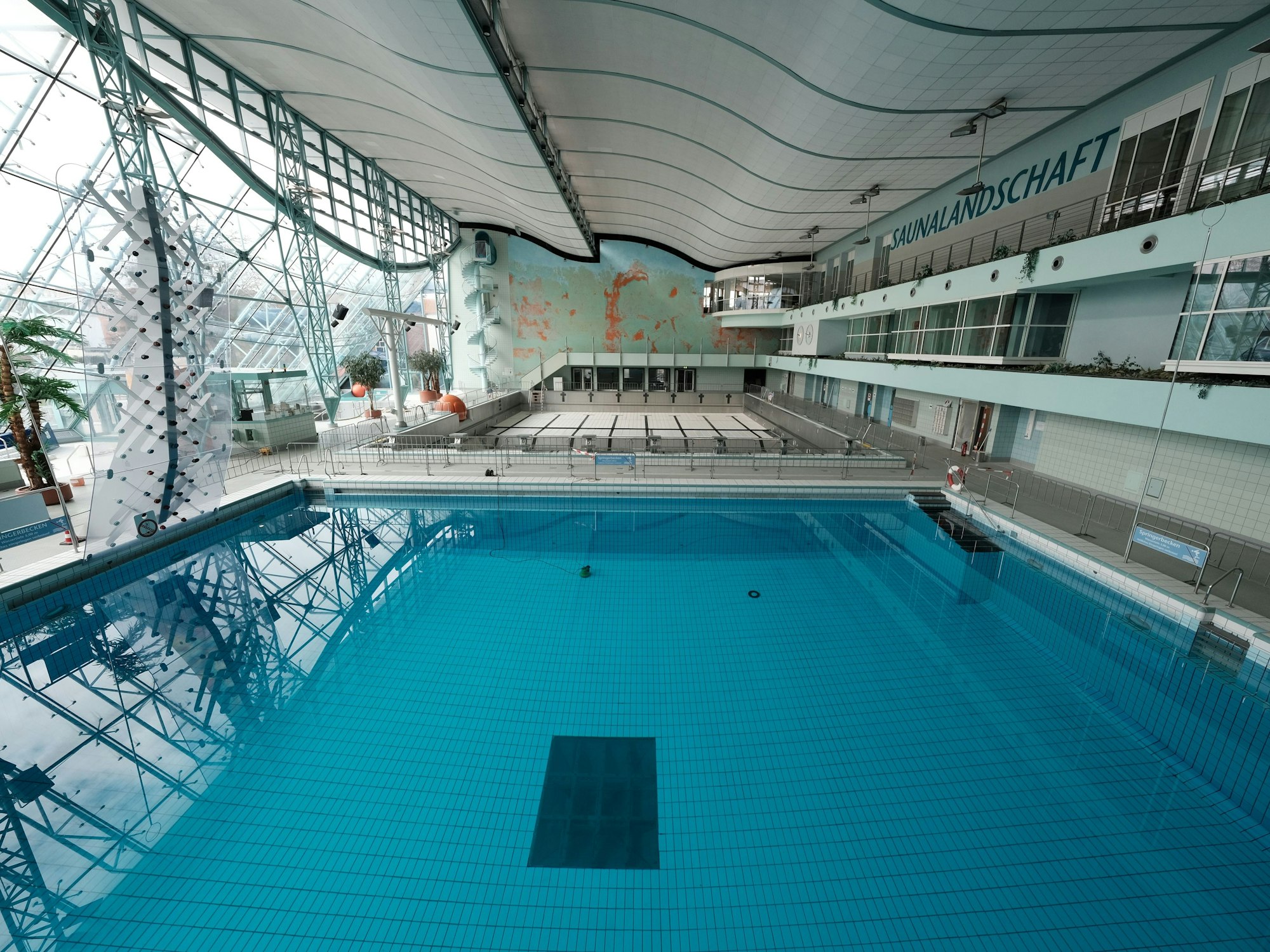 Übersichtsfoto des Agrippabads in Köln. Von oben sieht das leere Bad sehr weitläufig aus.