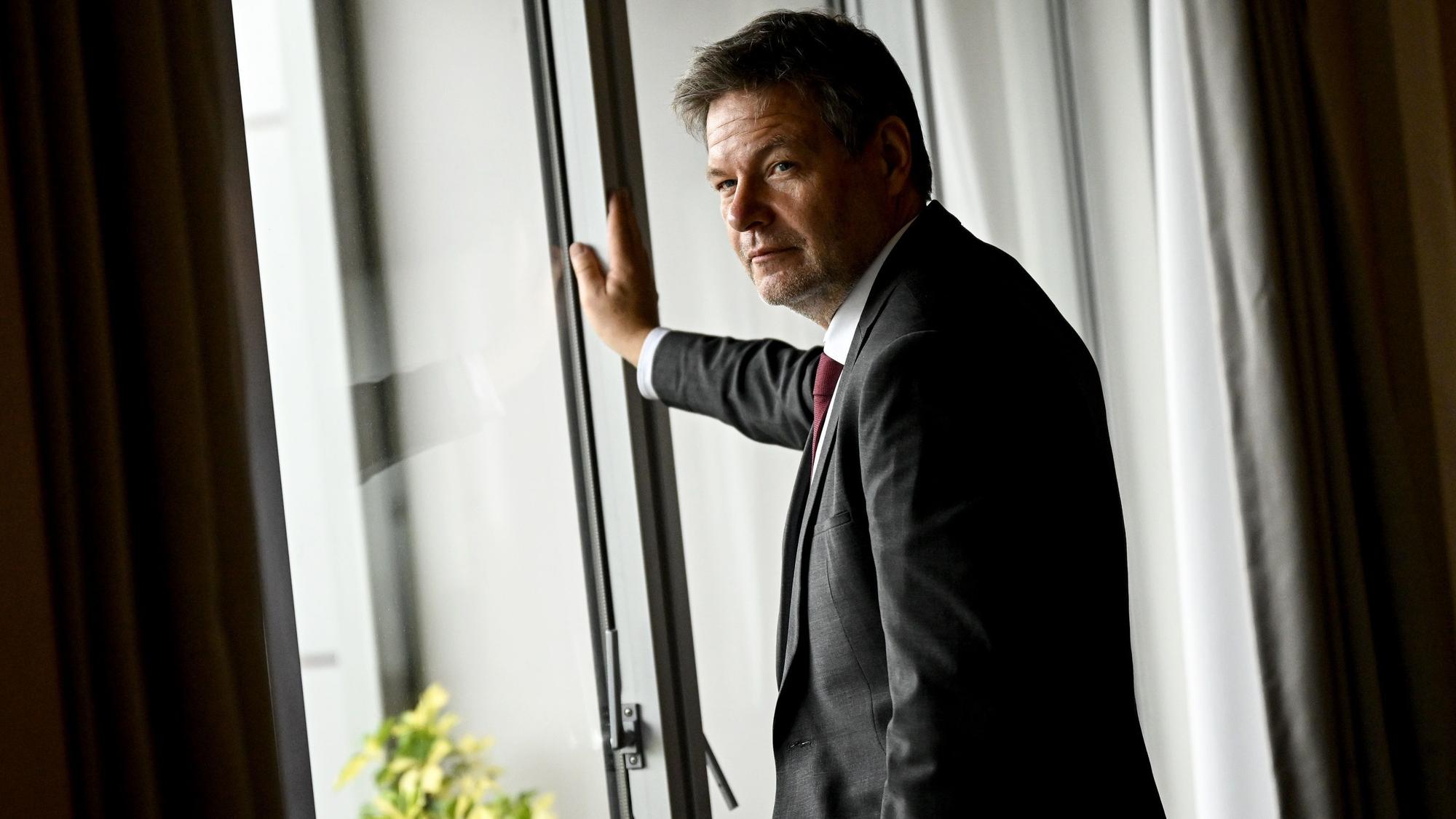 Wirtschaftsminister Robert Habeck (Grüne, hier am 13. November am Rande der 17. Asien-Pazifik-Konferenz der Deutschen Wirtschaft in Singapur) dämpft allzu hohe Erwartungen an die Gaspreisbremse.