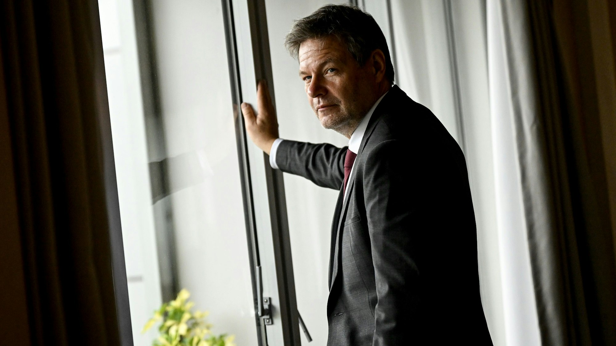 Wirtschaftsminister Robert Habeck (Grüne, hier am 13. November am Rande der 17. Asien-Pazifik-Konferenz der Deutschen Wirtschaft in Singapur) dämpft allzu hohe Erwartungen an die Gaspreisbremse.