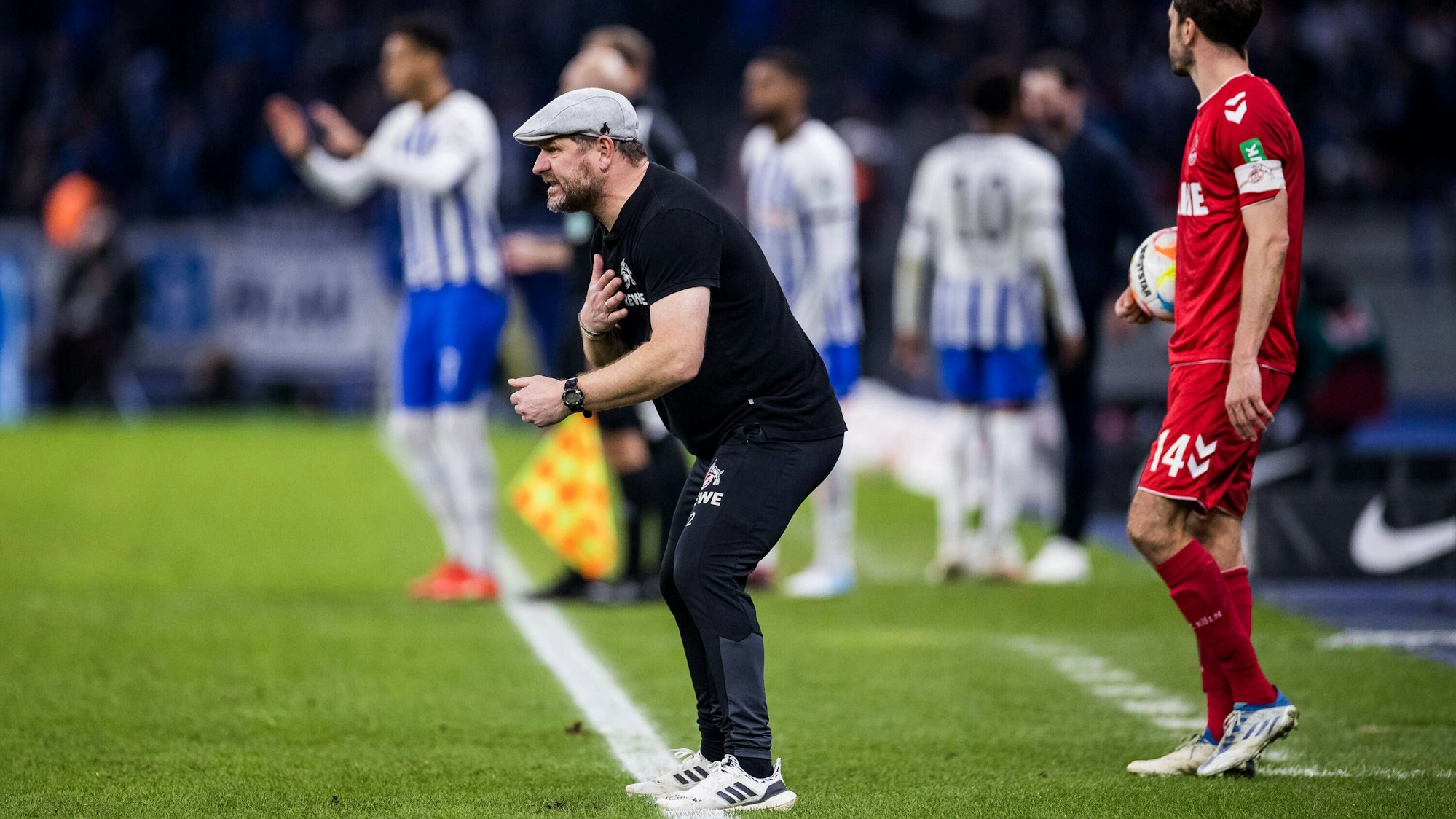 Steffen Baumgart steht beim Bundesliga-Spiel gegen Hertha BSC im Berliner Olympiastadion am Samstag an der Seitenlinie.