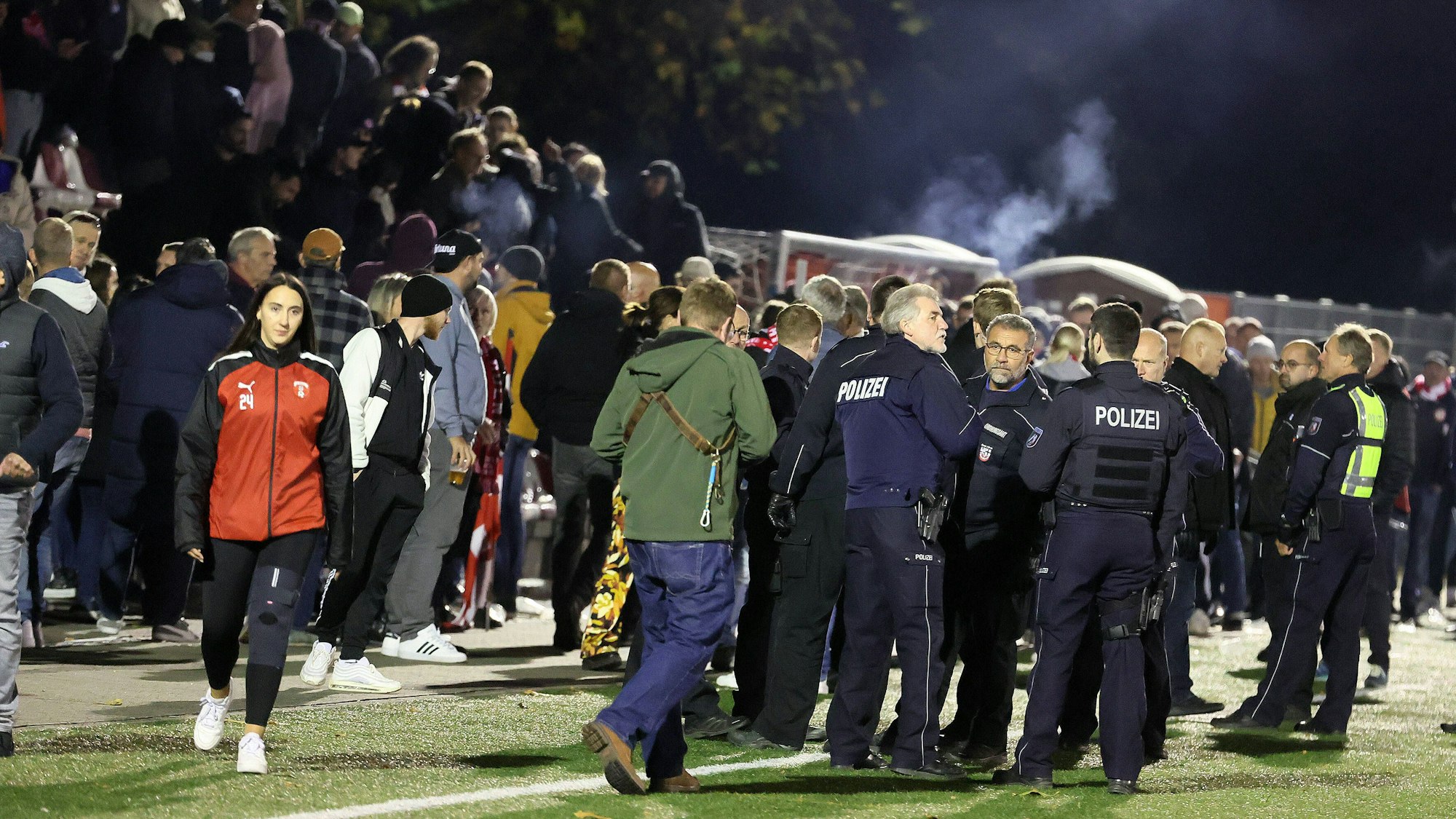 Polizeibeamte während der Unterbrechung kurz vor Schluss an der Seitenlinie.