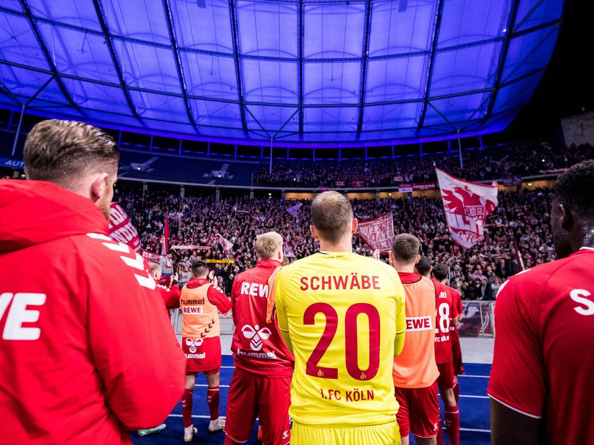 Die Spieler des 1. FC Köln bedankten sich am Samstag (12. November 2022) nach dem 0:2 bei Hertha BSC für die Auswärts-Unterstützung.
