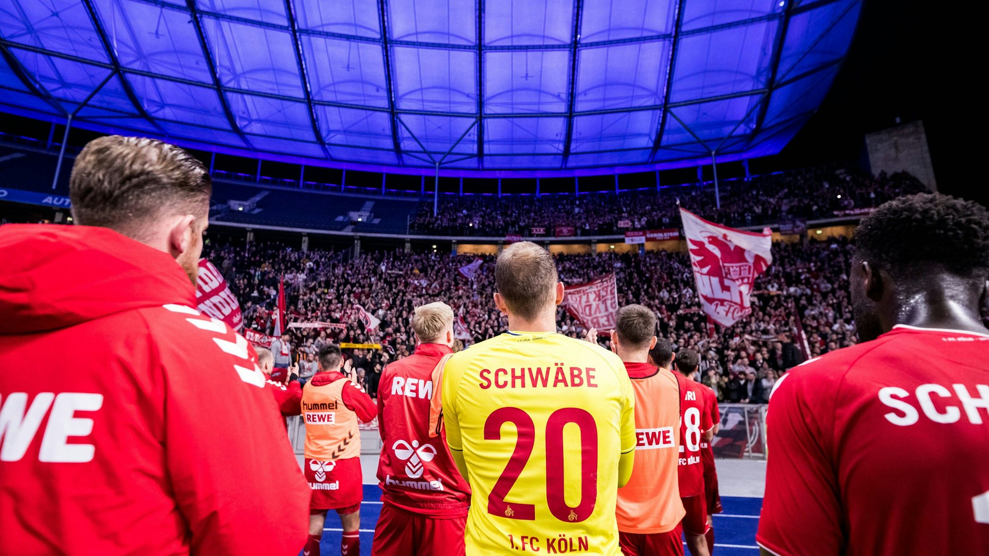 Die Spieler des 1. FC Köln bedankten sich am Samstag (12. November 2022) nach dem 0:2 bei Hertha BSC für die Auswärts-Unterstützung.