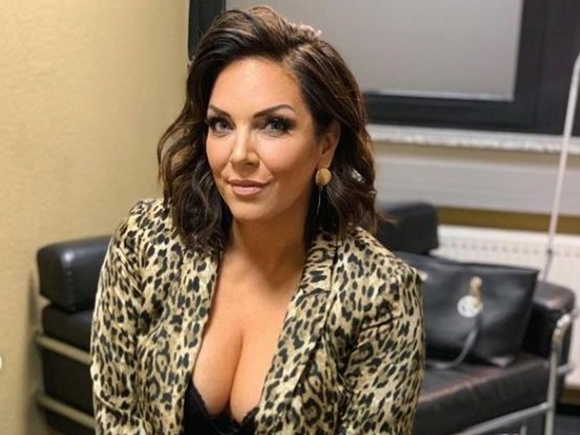 Danni Büchner im Lederlook und tiefen Ausschnitt bei Instagram.