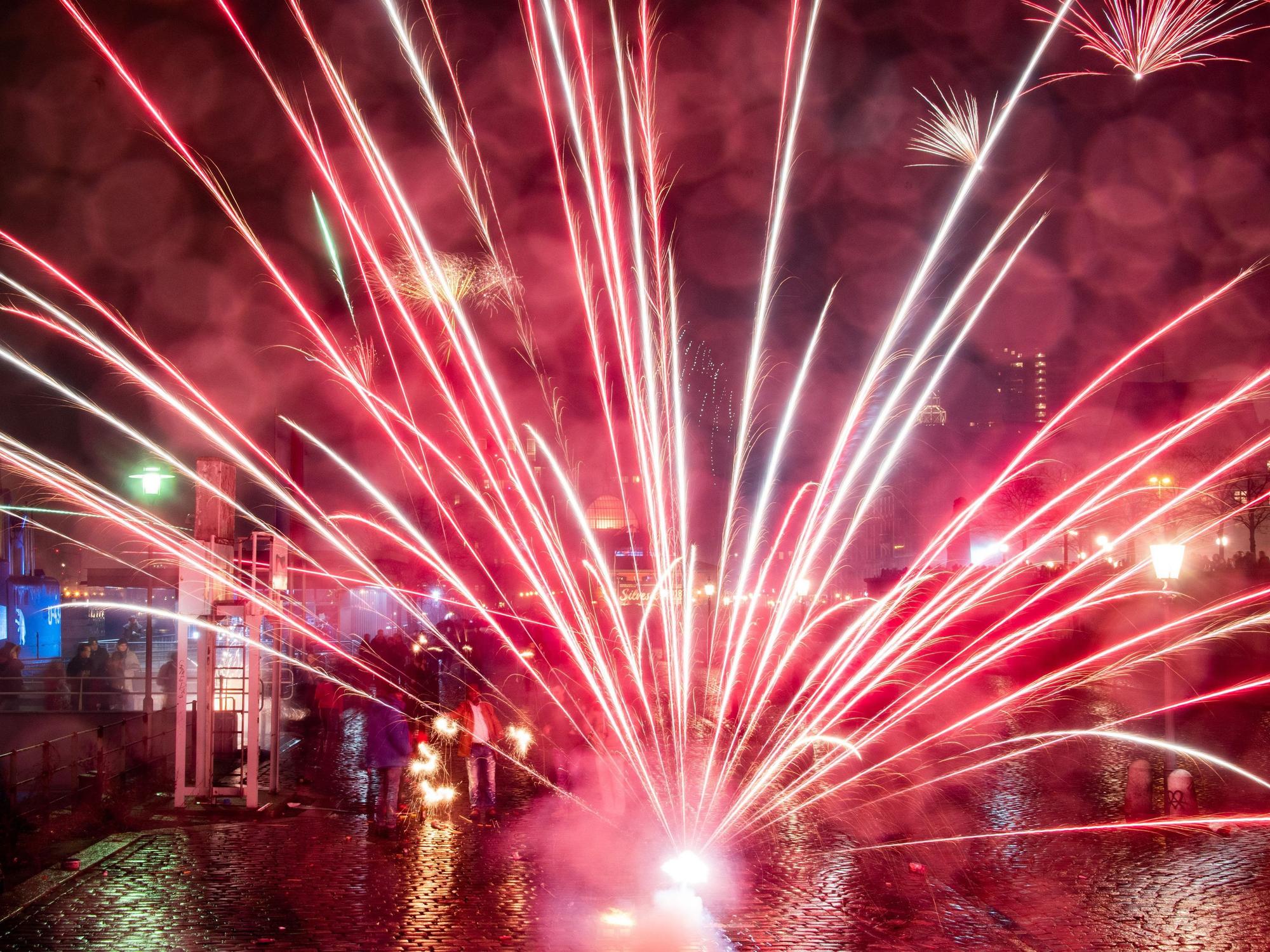 Feuerwerkskörper explodieren am 1. Januar 2019 rund um den Hamburger Fischmarkt.