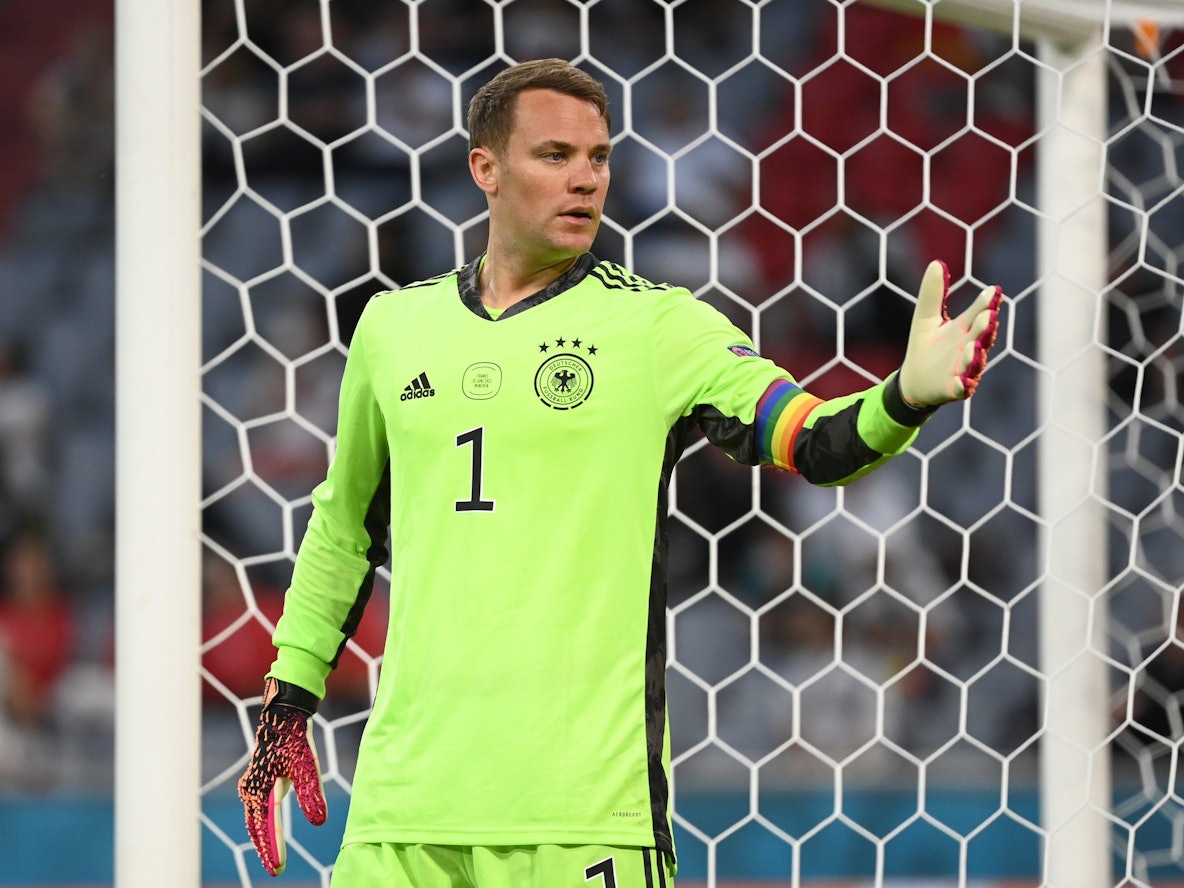 DFB-Torhüter Manuel Neuer gestikuliert beim Spiel gegen Frankreich.