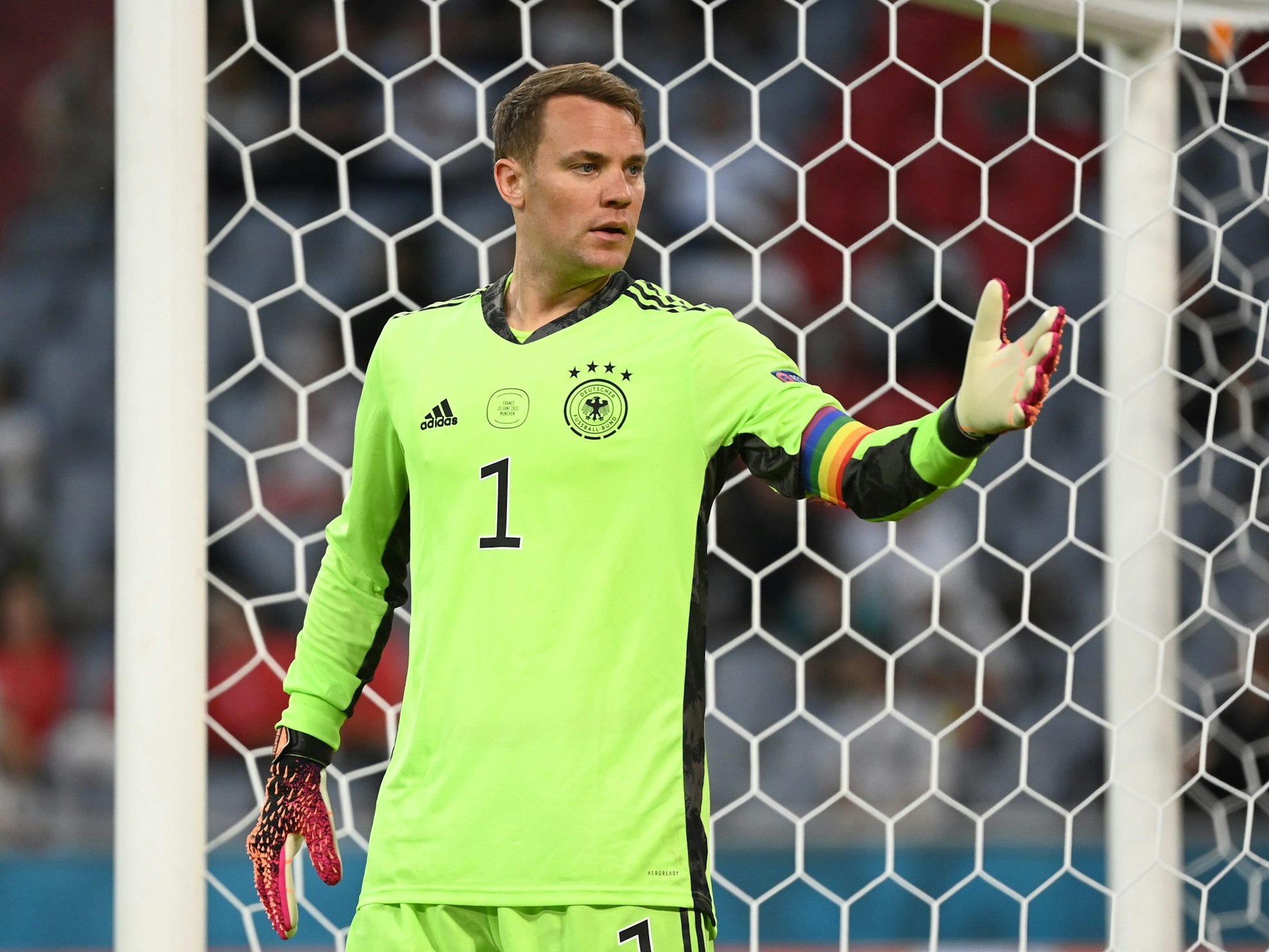 DFB-Torhüter Manuel Neuer gestikuliert beim Spiel gegen Frankreich.
