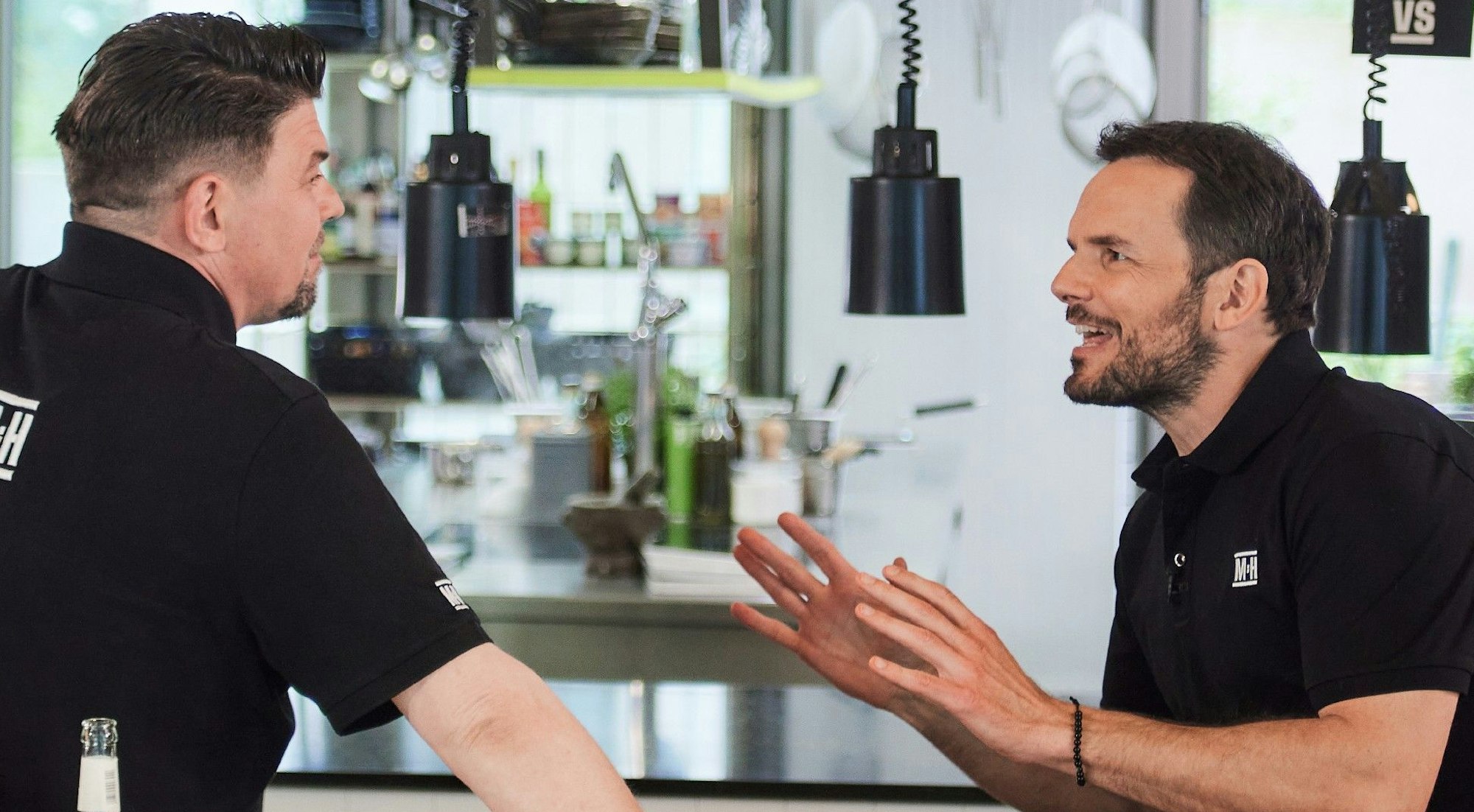 In der VOX-Show „Mälzer und Henssler liefern ab“ duellieren sich die TV-Köche Steffen Henssler und Tim Mälzer.